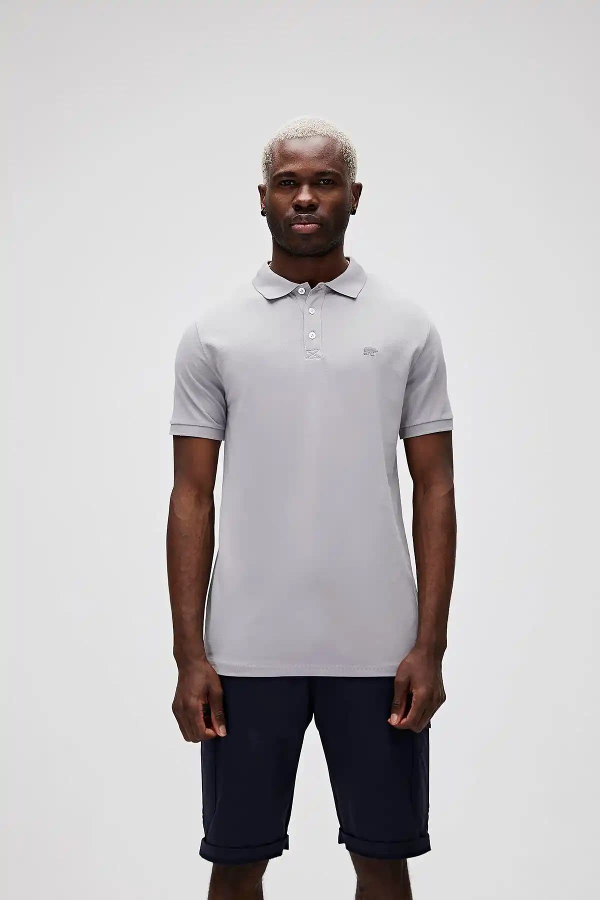 Duman Gri Polo ile Şıklık ve Renklerin Modern Buluşması