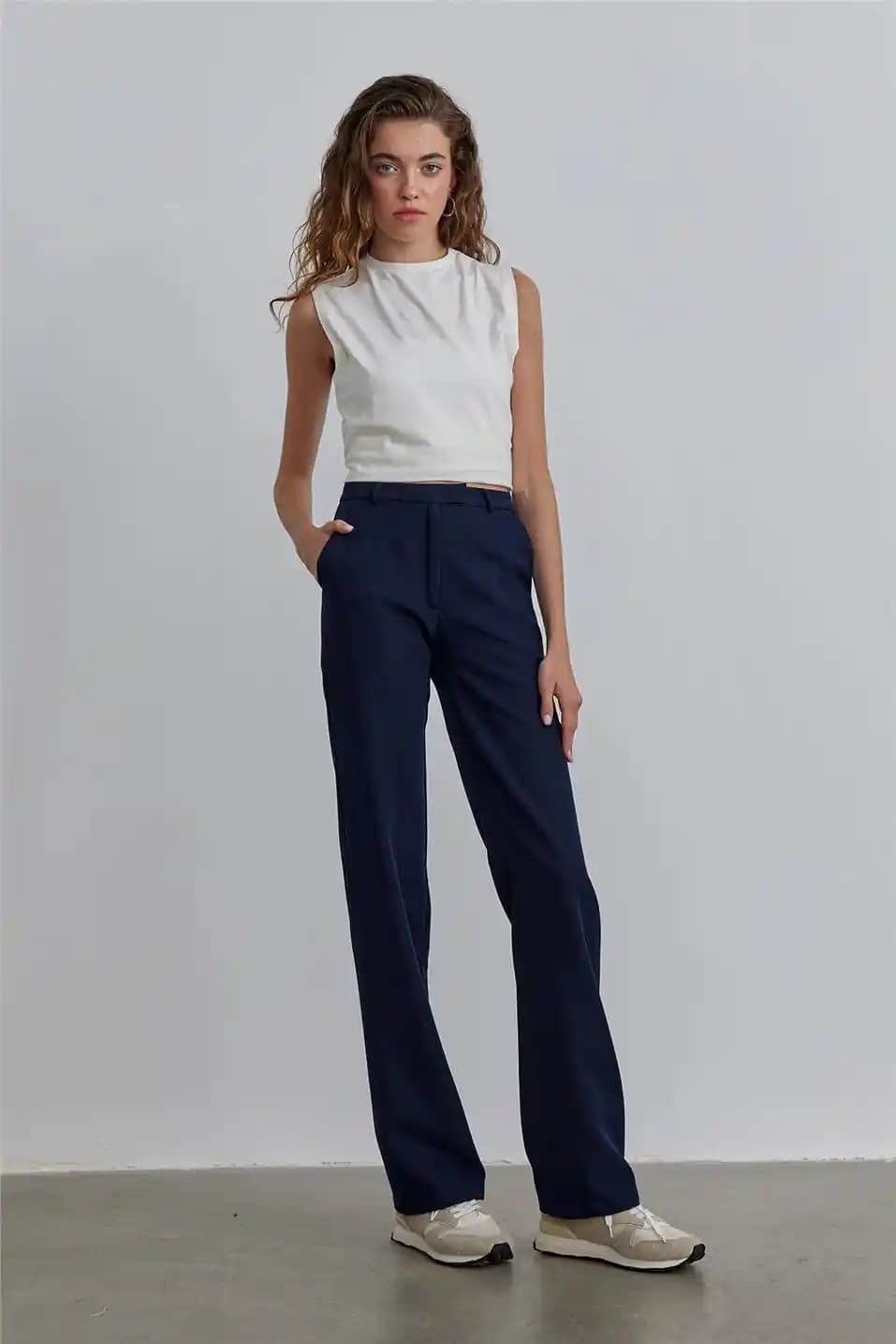 Düz Kesim Kumaş Pantolonlar: Şıklık ve Konforun Mükemmel Uyumu