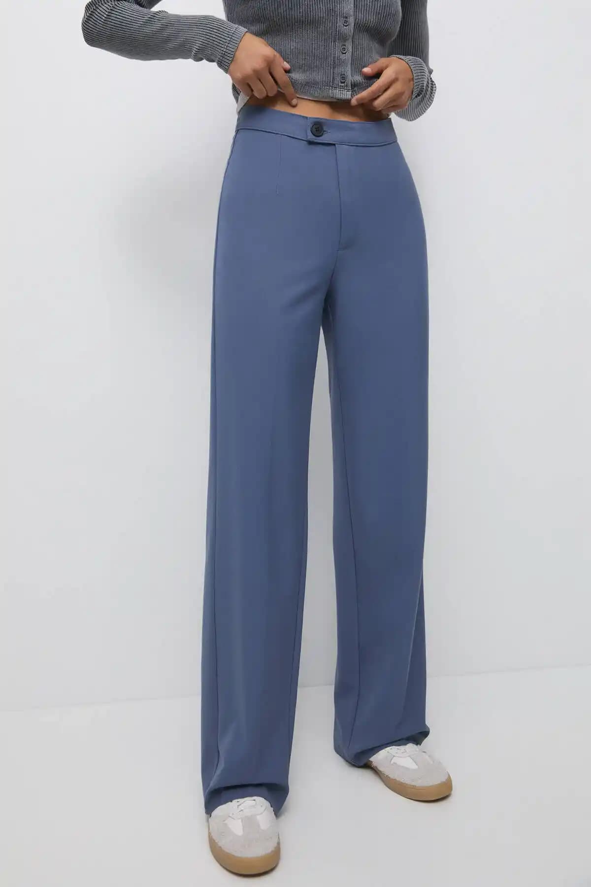 Düz Kumaş Pantolonlar: Moda ve Rahatlığın Bir Arada Sunulduğu Çok Yönlü Seçenekler