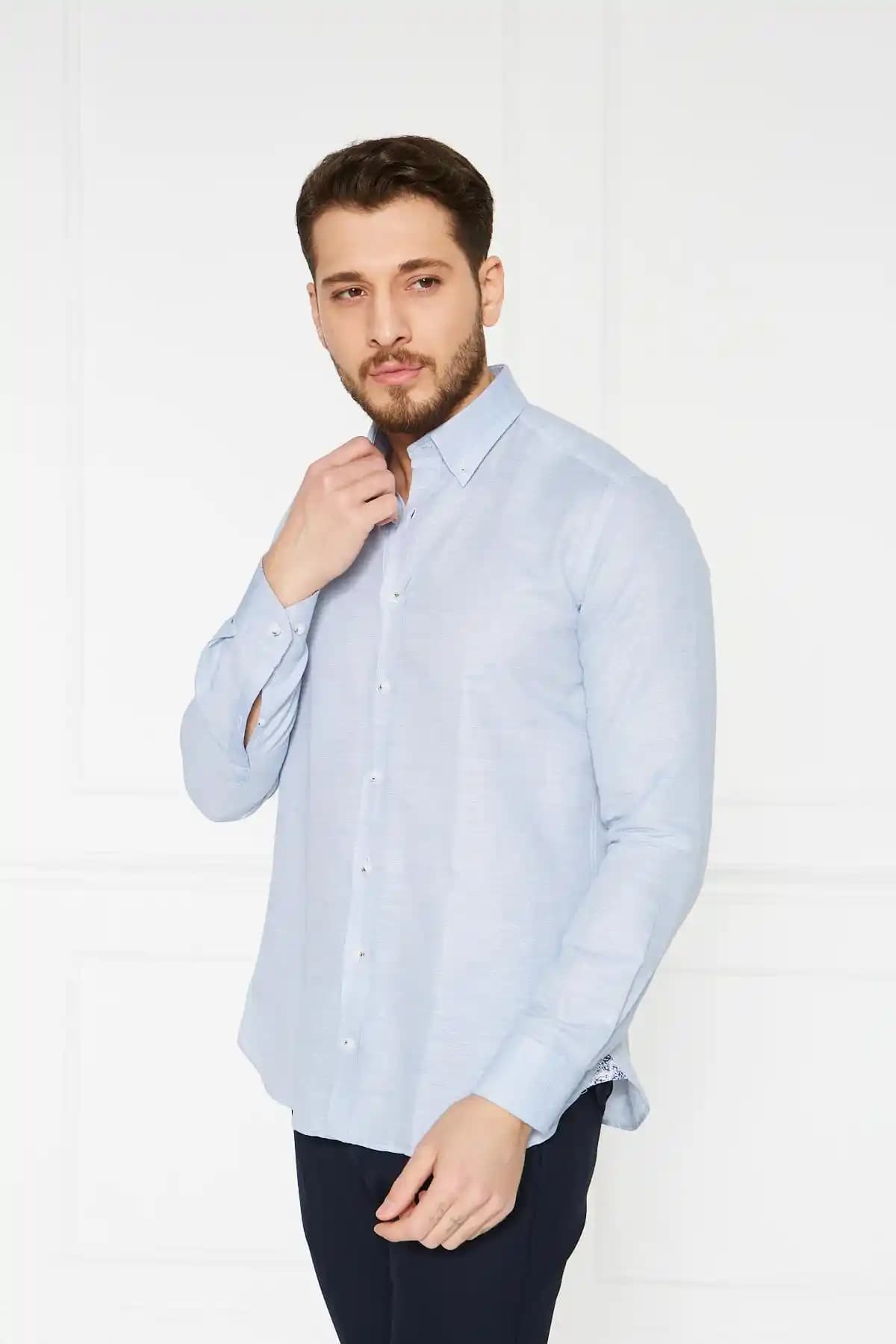 Düz Renk Gömlekler: Zamansız Şıklık ve Çok Yönlülük Rehberi