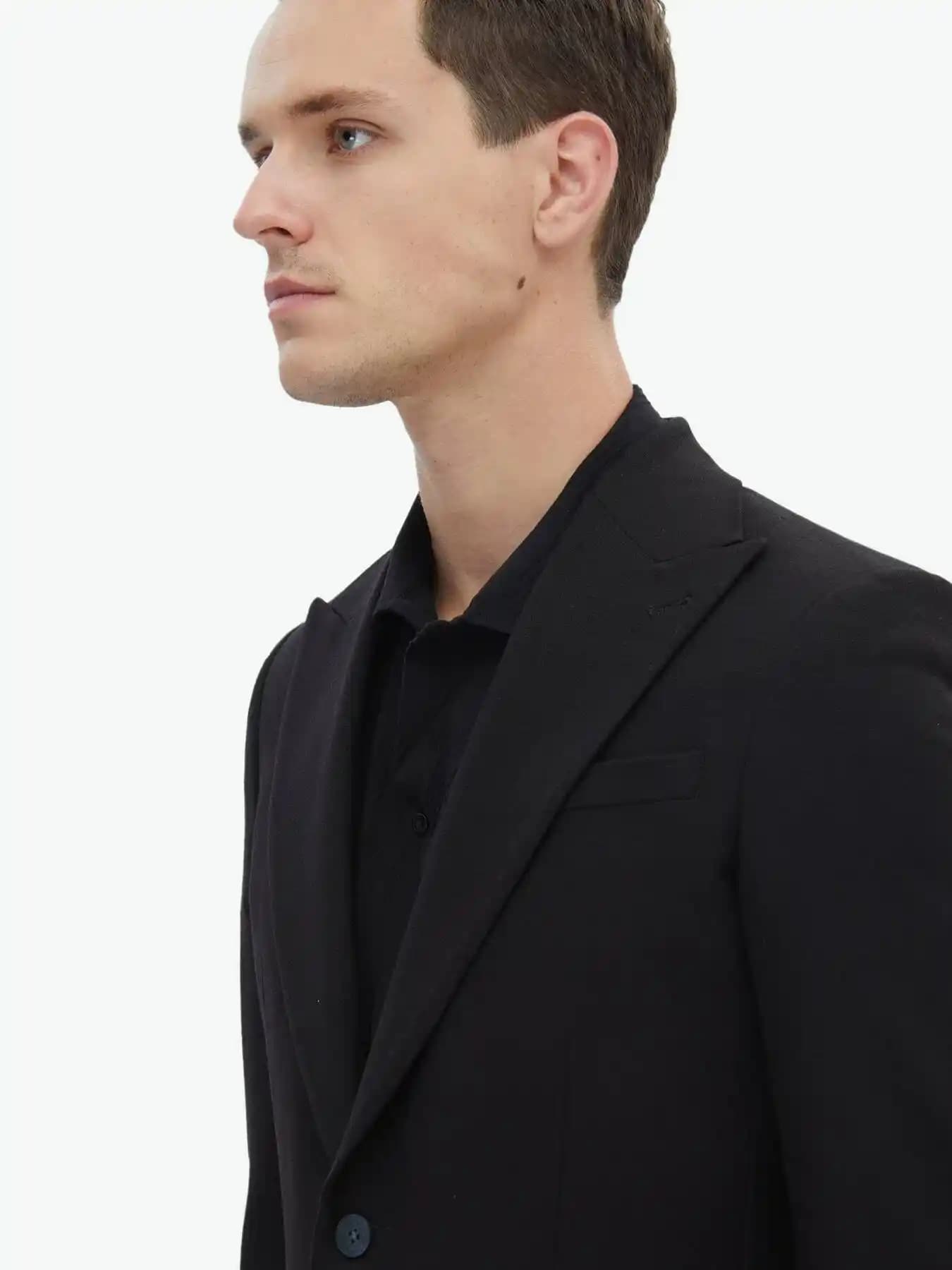 Düz Siyah Ceket Seçimi ve Kombinasyonları: Moda Dünyasında Zamansız Parça