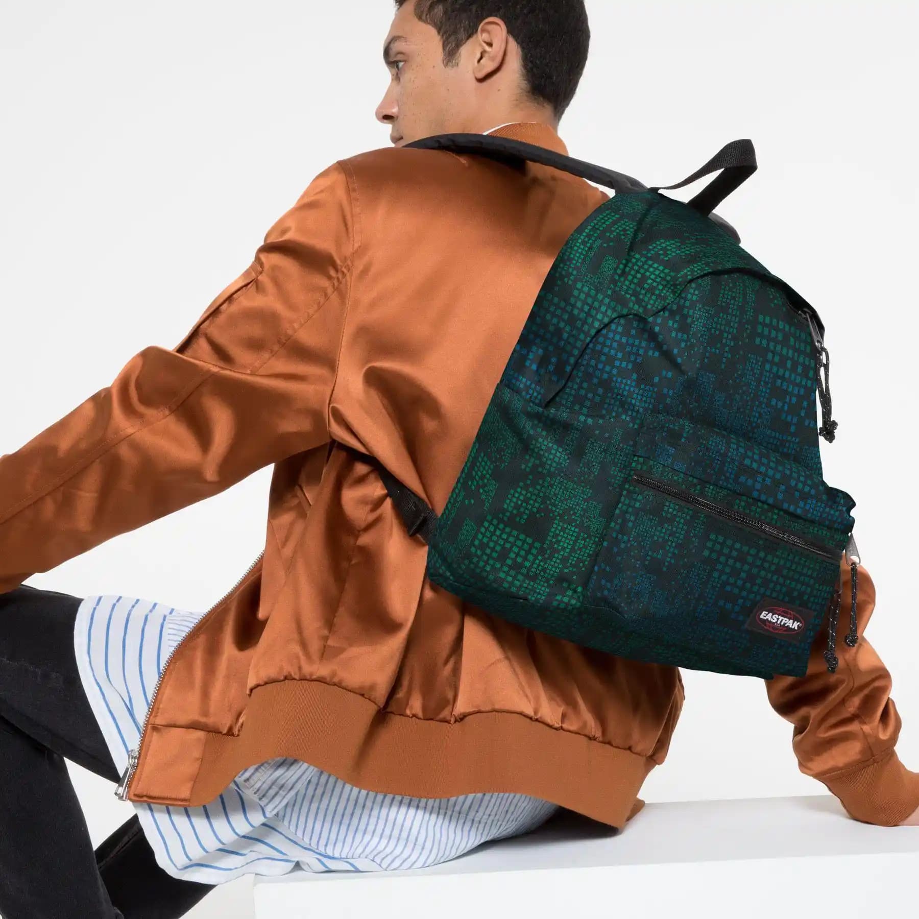Eastpak Padded Zippl'r: Moda ve Fonksiyonelliği Birleştiren Güncel Çanta Modeli