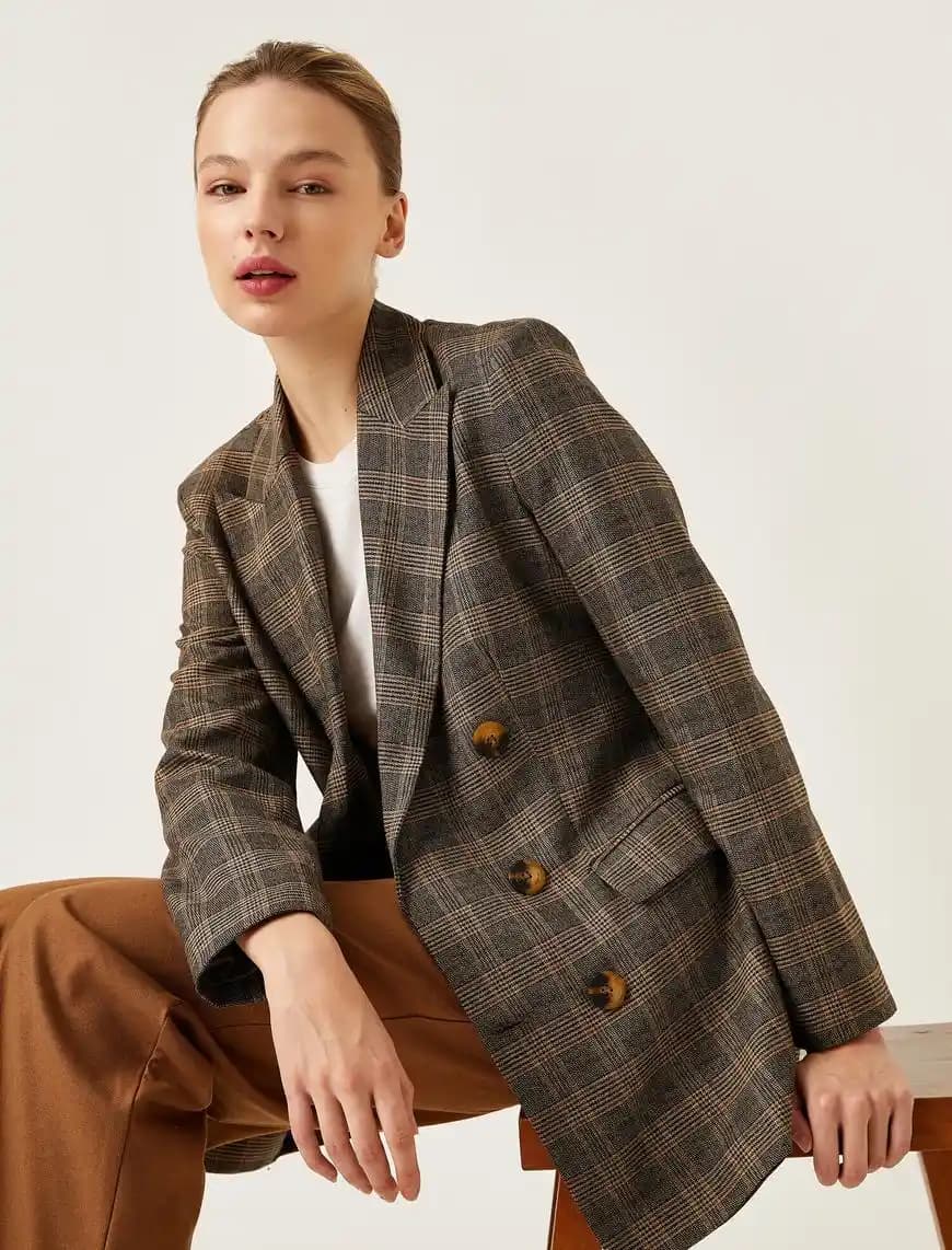 Ekose Blazer Ceketler: Zamansız Şıklığın Modern ve Çok Yönlü Yansıması