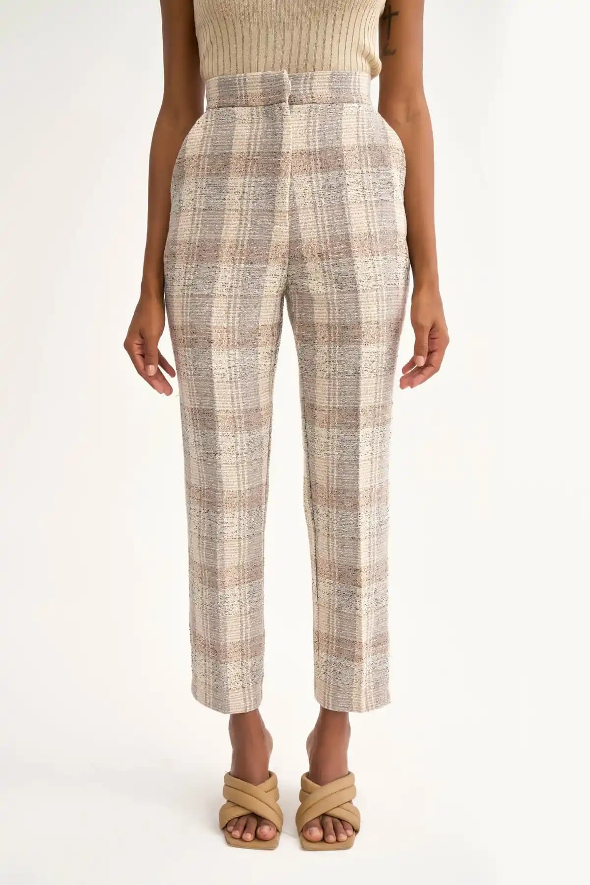 Ekose Desen Pantolon: Zamansız ve Çok Yönlü Moda Parçası Hakkında Detaylı Bilgi