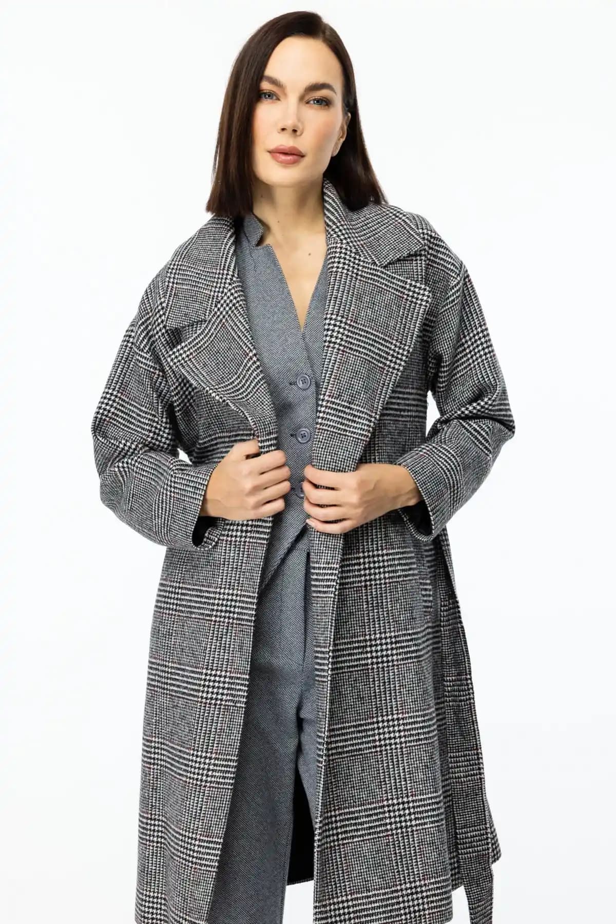 Ekoseli Kaşe Kaban: Zamansız Şıklık ve Modern Stil İpuçları