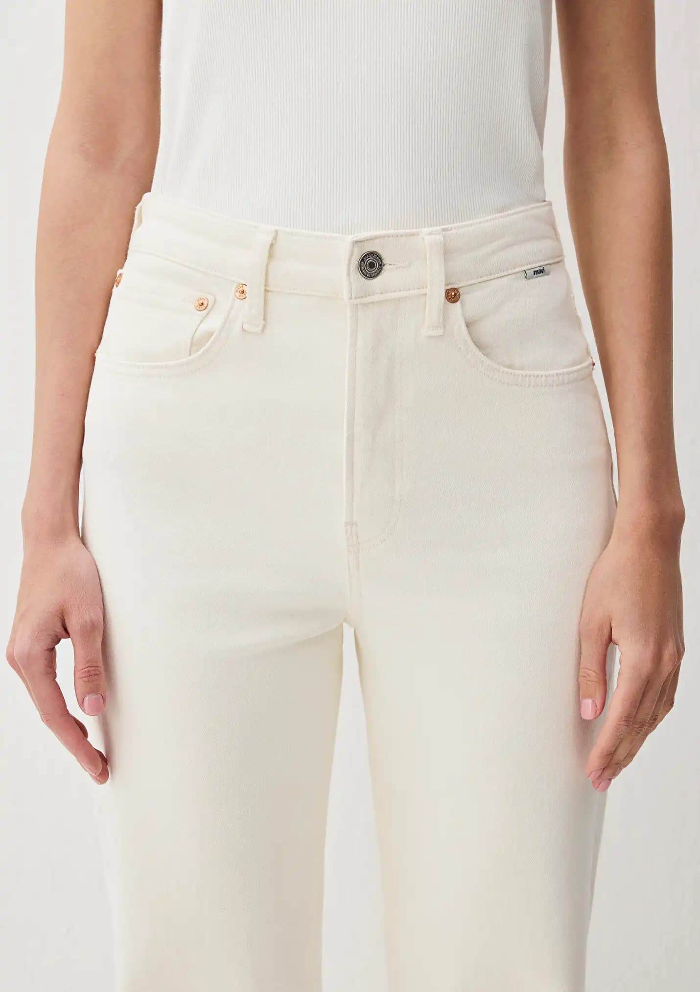 Ekru Jean Pantolon: Moda Dünyasında Zamansız ve Çok Yönlü Bir Parça