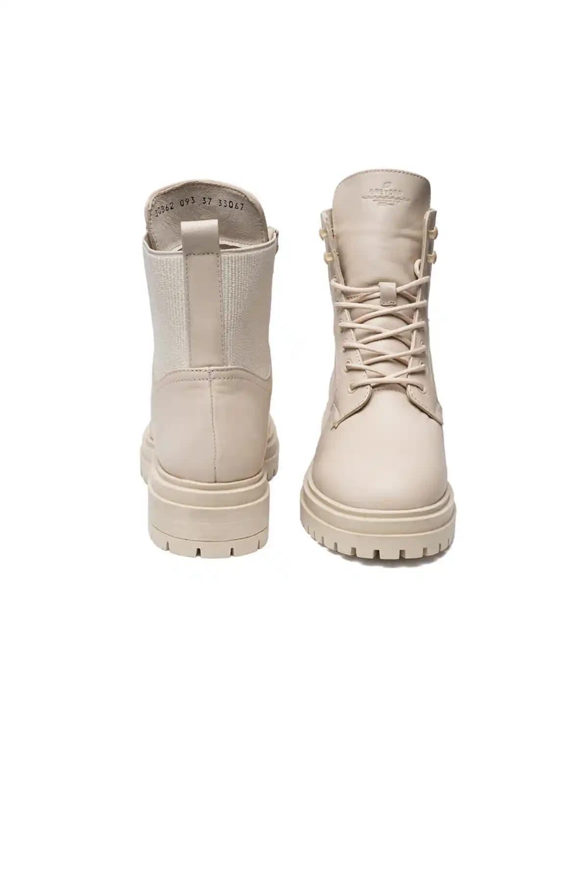 Ekru Kadın Bot Modasında Zarafet ve Şıklığın Güncel Trendleri