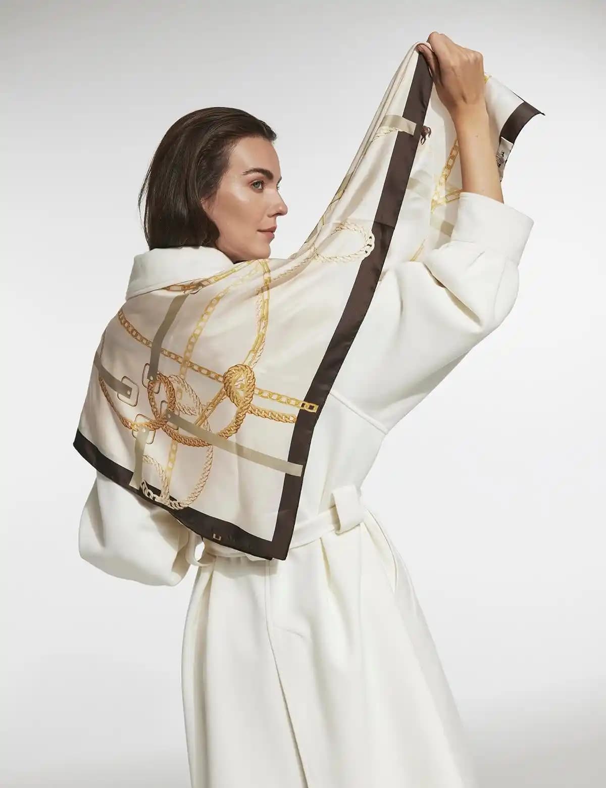 Ekru Kadın Kabanları Modada Zarafet ve Şıklığın Vazgeçilmez Parçası