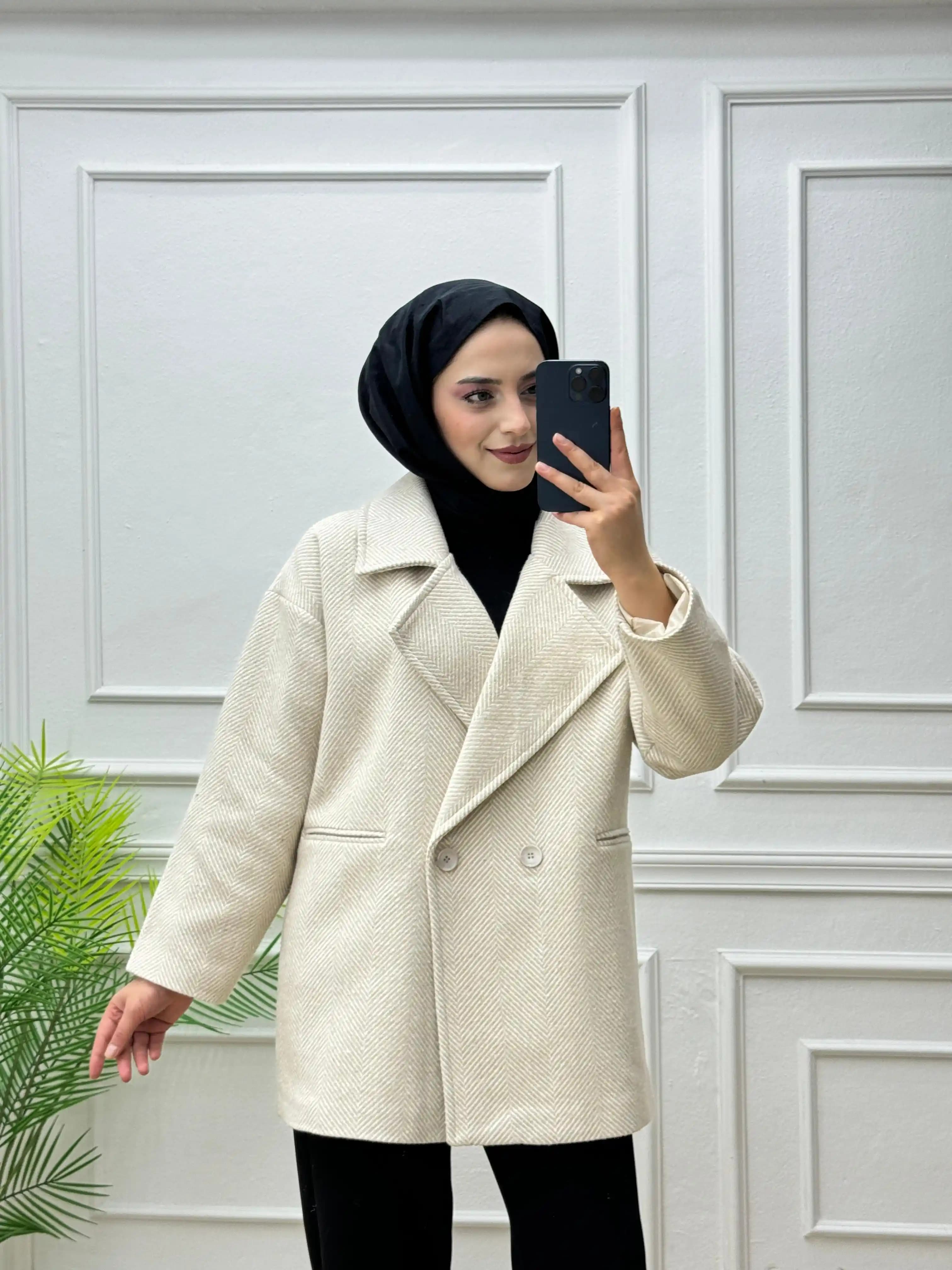 Ekru Kaşe Kaban: Şıklık ve Zamansızlık Sunan Kış Modasının Vazgeçilmez Parçası