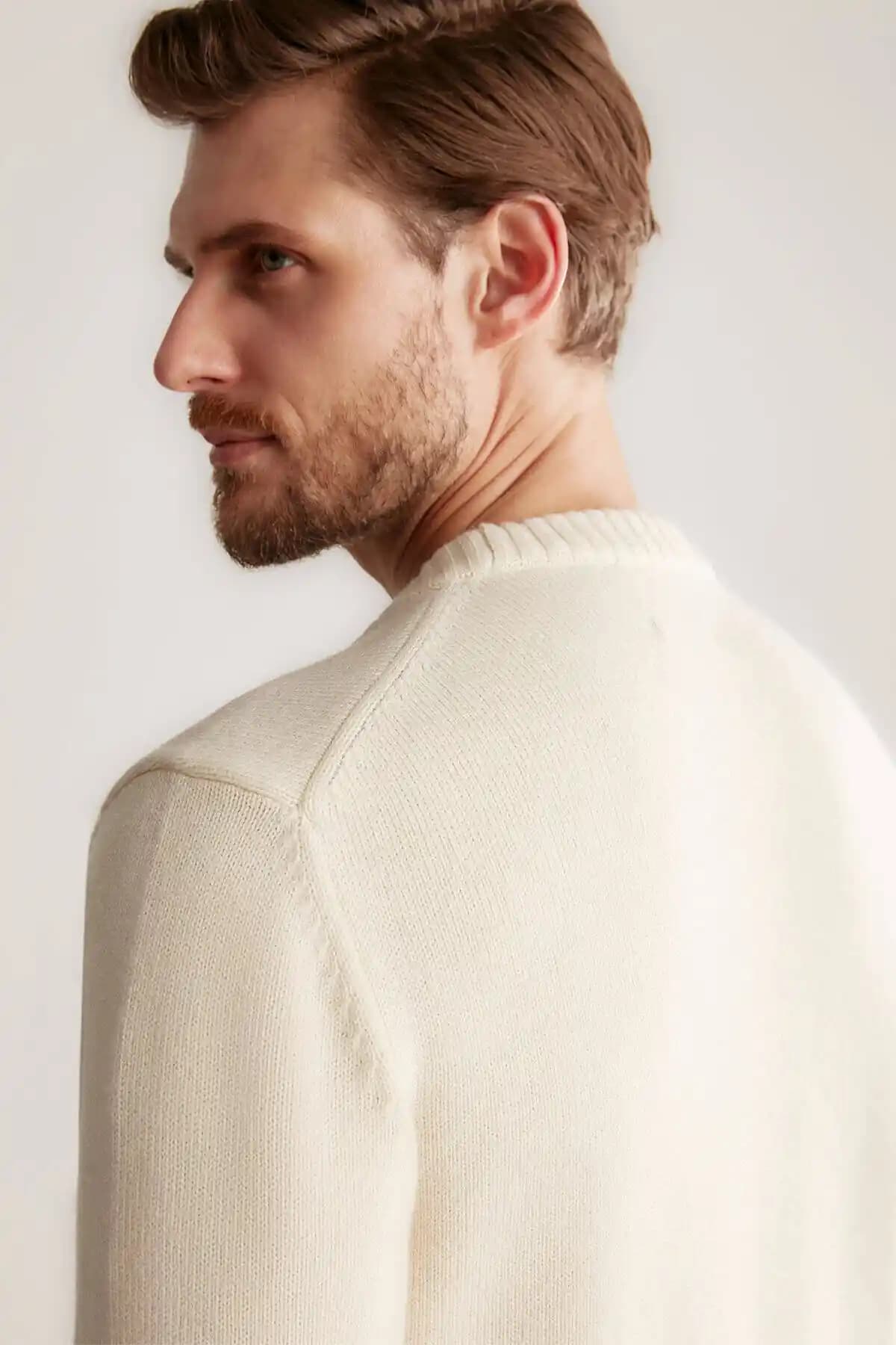 Ekru Kazak Modanın Zamansız Şıklığında Kendine Özgü Yeri ve Güncel Trendler