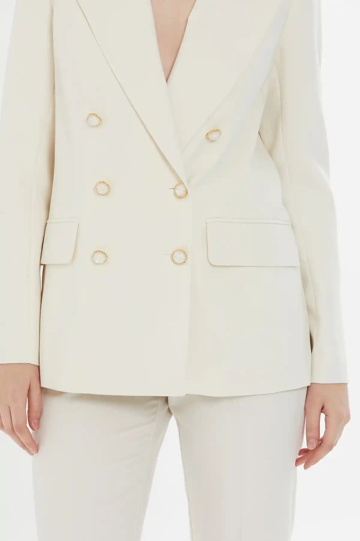 Ekru Takım Modada Zarafet ve Çok Yönlülük Sunan Zamansız Bir Seçenektir