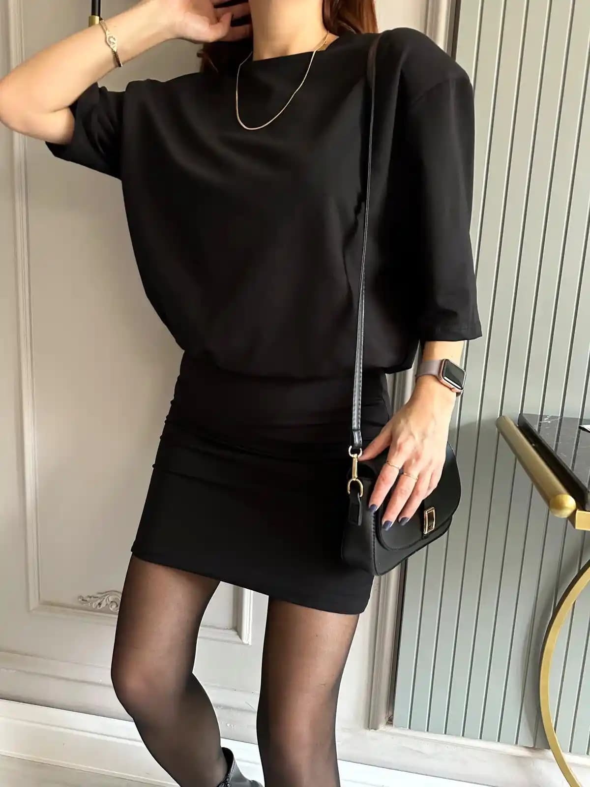 Elbise İçine Tişört Kullanımı: Moda Trendleri ve Stil Önerileri