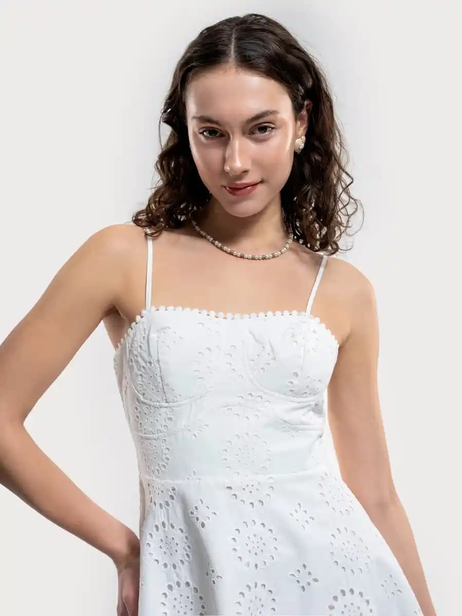 Elbise Outletleri: Trendleri Uygun Fiyatlarla Yakalamak ve Stilinizi Güncellemek