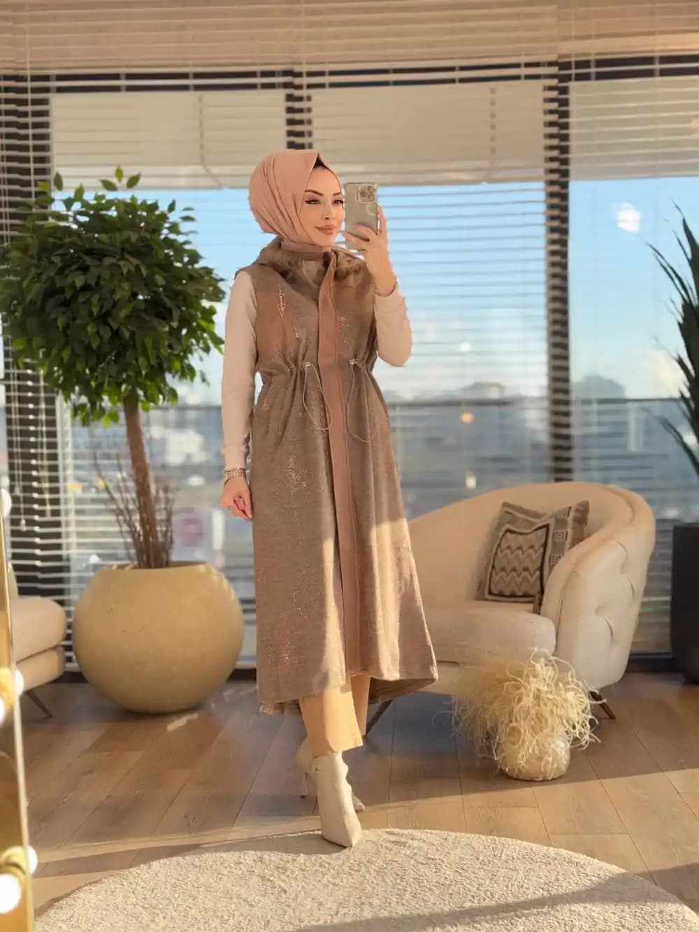 Elbise Üstü Yelek Modelleri ve Güncel Trendler: Şıklık ve Fonksiyonellik