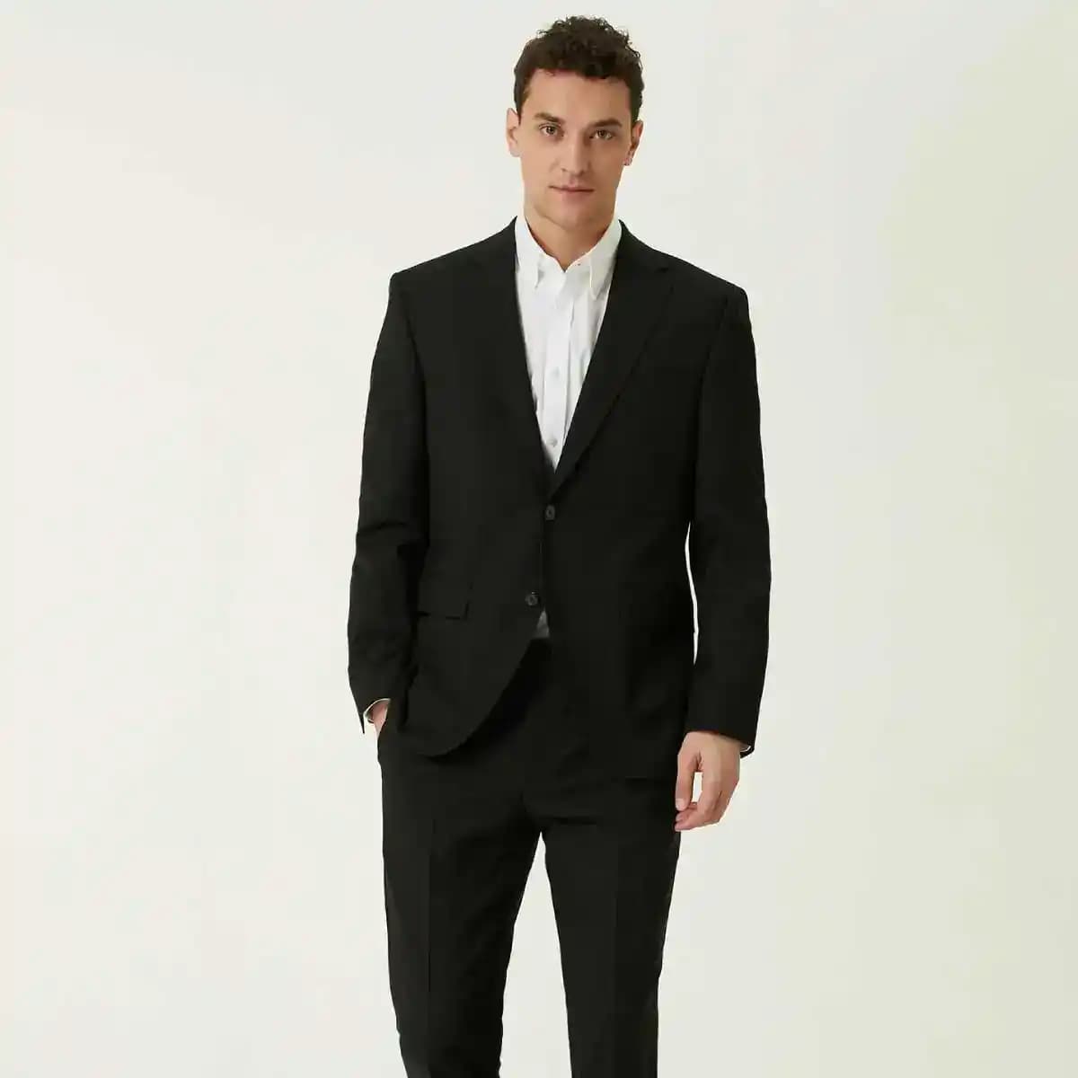 En İyi Takım Elbise Seçimi ve Moda Trendleri 2025 Yılında Şıklığı Yansıtmanın Yolları