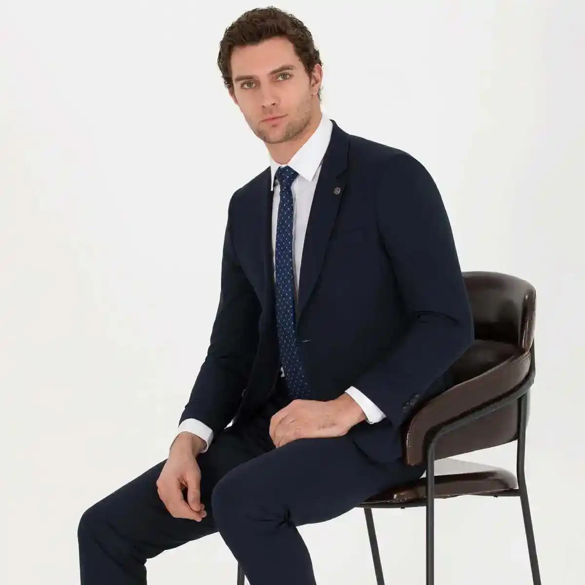 En Şık Takım Elbise Seçimi ve Kombinasyonları Rehberi: Moda ve Şıklığın Anahtarları