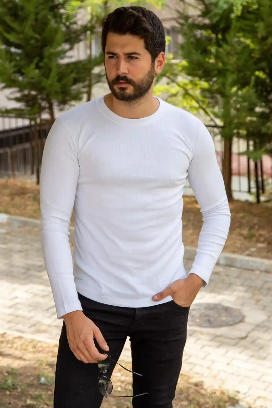 Erkek Beyaz Badi: Moda Dünyasında Zamansız ve Çok Yönlü Bir Parça