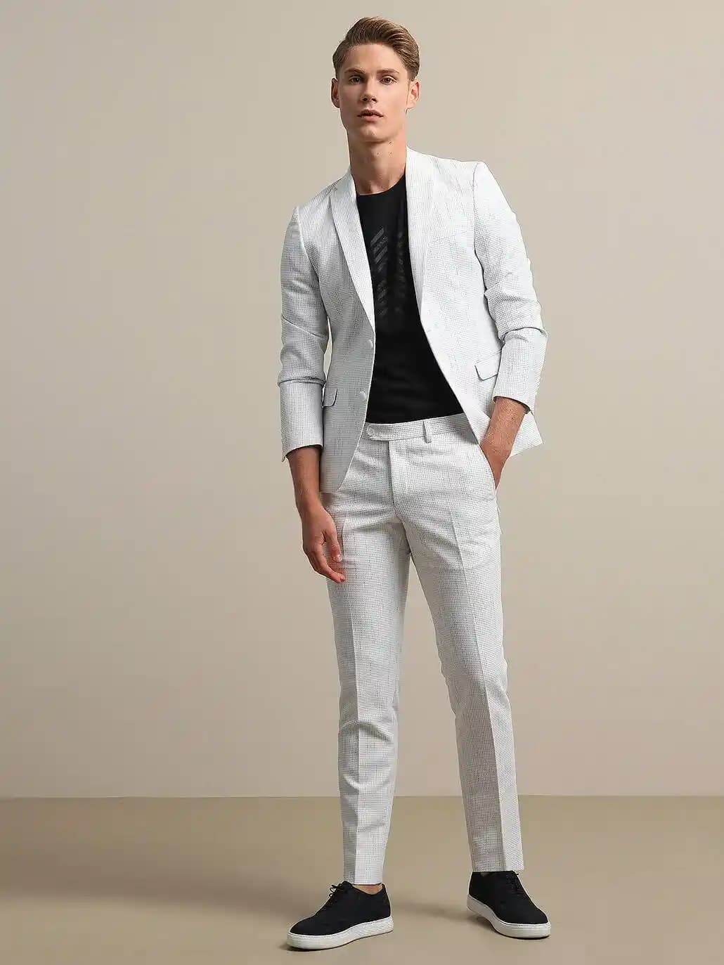 Erkek Beyaz Takım Elbise Seçimi ve Kombinasyonları: Modern Şıklığın Anahtarı