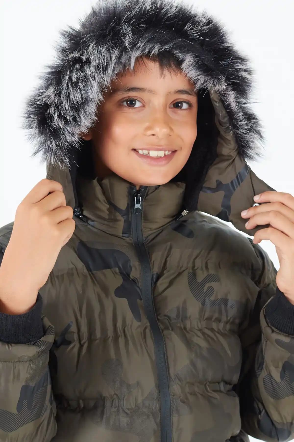 Erkek Çocuk Montu Seçerken Dikkat Edilmesi Gerekenler ve Güncel Moda Trendleri