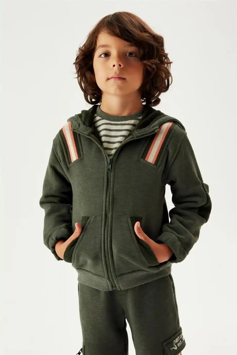 Erkek Çocuk Üst Giyiminde Güncel Trendler ve Stil İpuçları