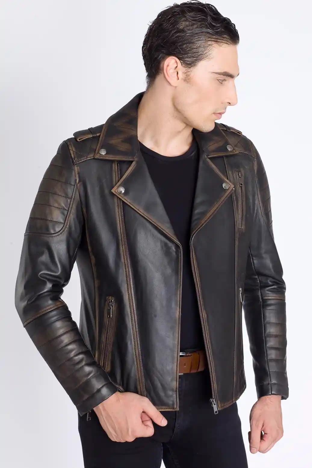 Erkek Deri Montlarının Moda Dünyasındaki Yeri ve Güncel Trendler Analizi