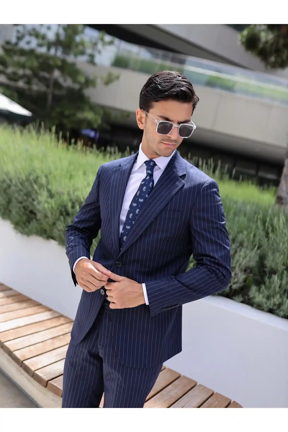 Erkek Giyiminde Zamansız ve Şık Lacivert Çizgili Takım Elbise Seçenekleri