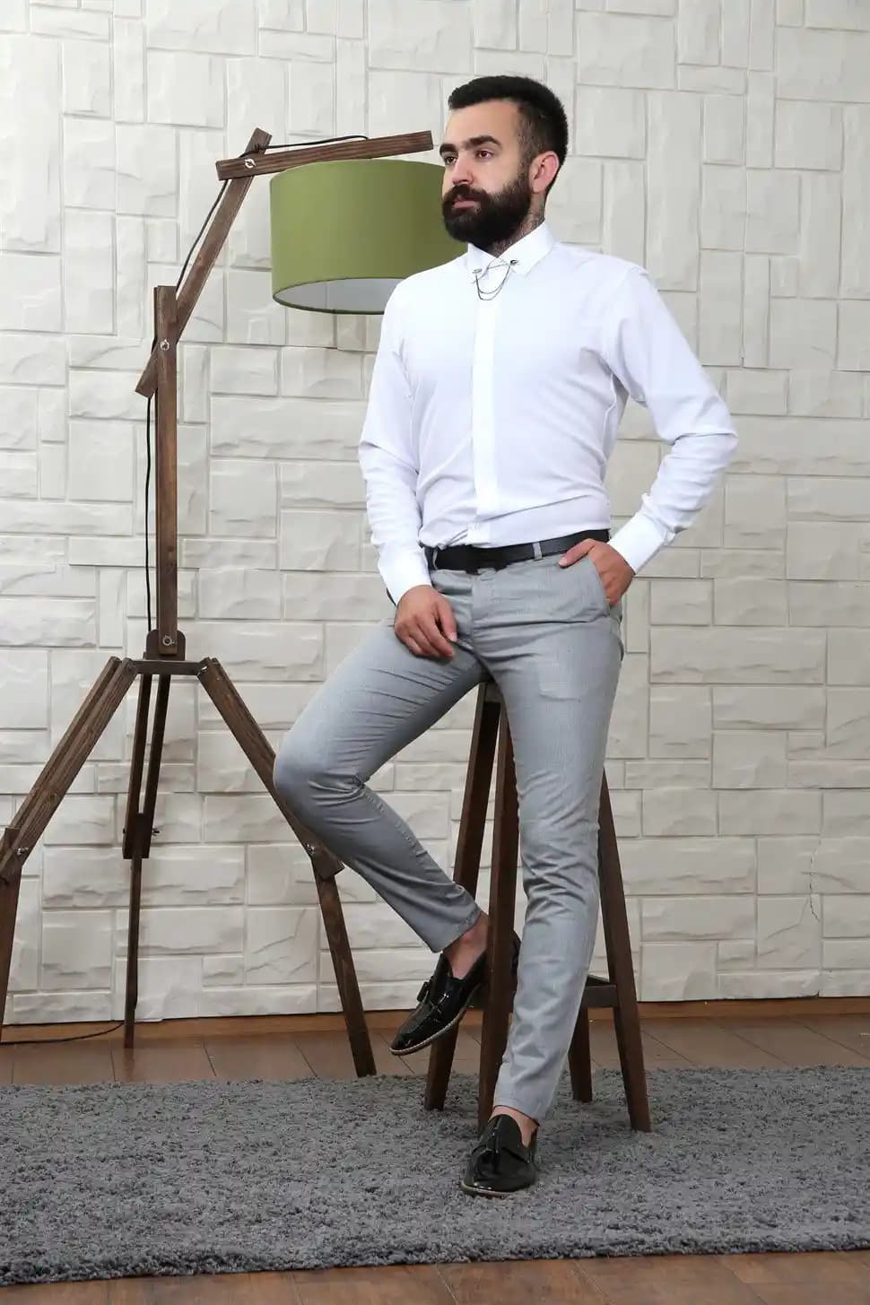 Erkek Gri Pantolon Kombinleri: Şıklık ve Fonksiyonelliği Bir Arada Sunan Moda Rehberi