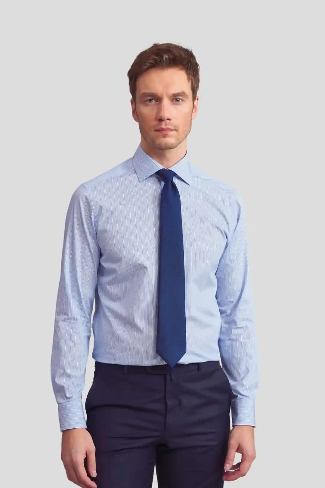 Erkek Klasik Gömlek Markaları: Stil ve Kalitenin Bir Arada Sunulduğu En İyi Seçenekler