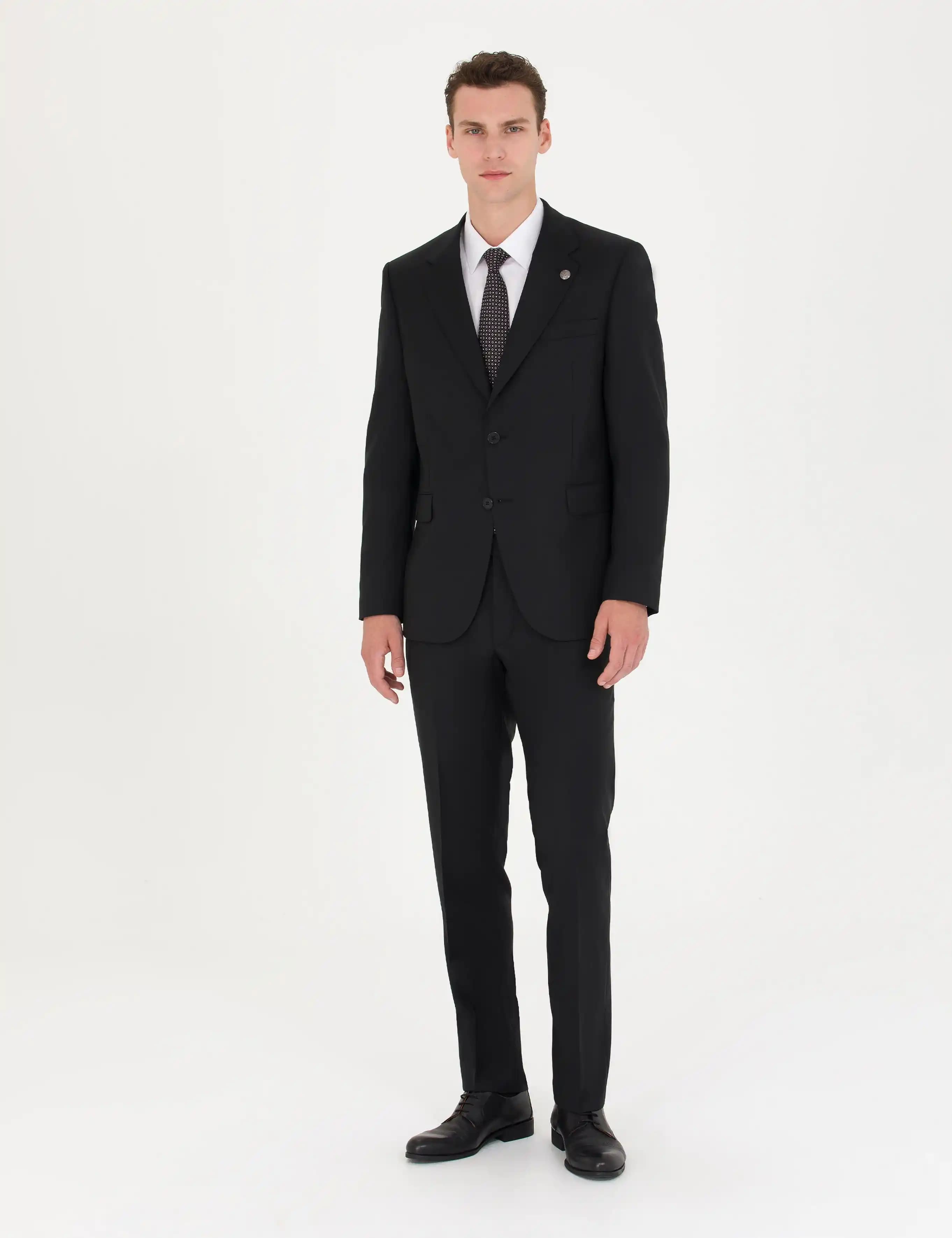 Erkek Klasik Takım Elbise: Zamansız Şıklık ve Güncel Trendler Hakkında Bilgiler