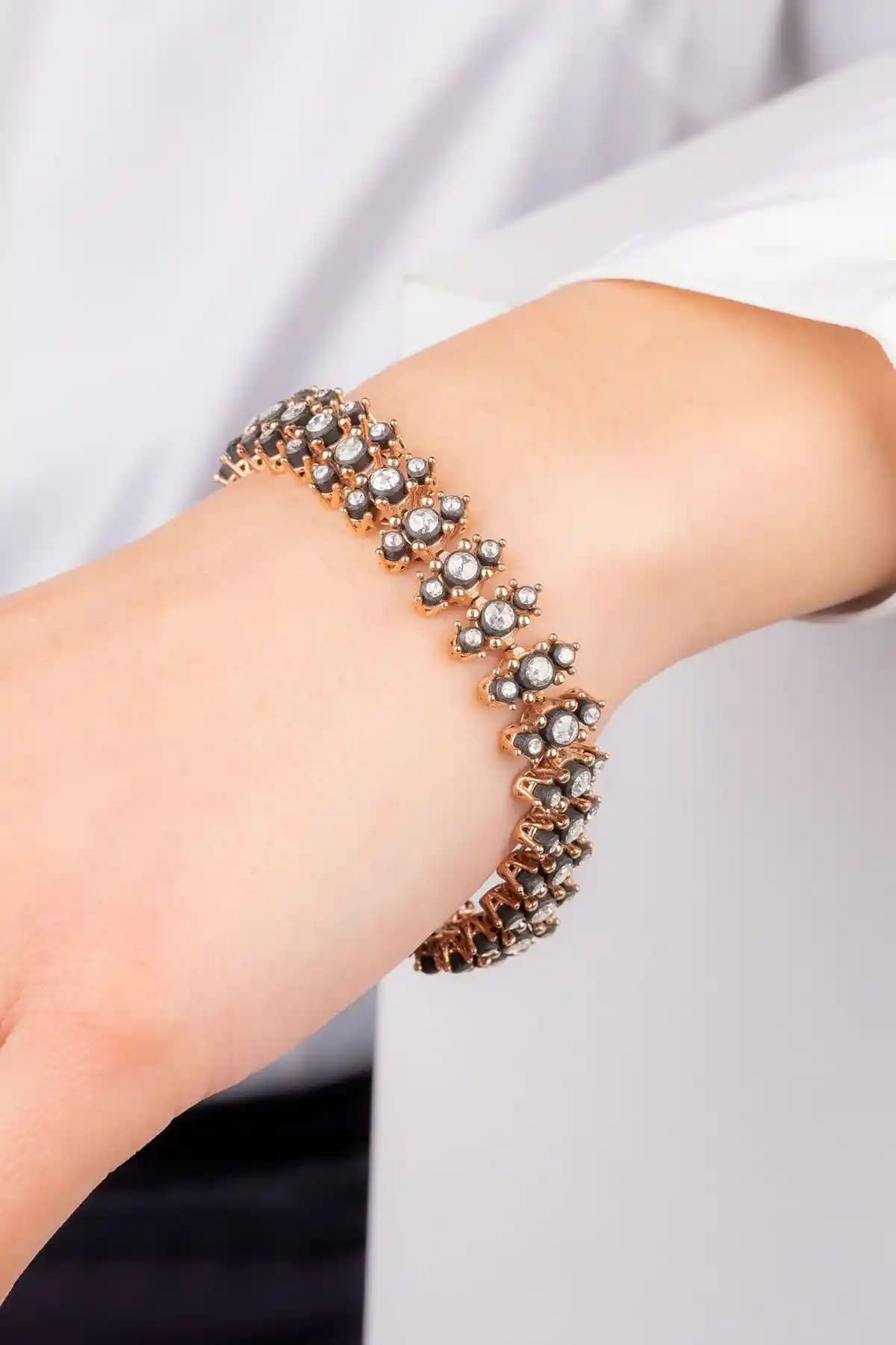 Erkek Moda Dünyasında Elmas Bilekliklerin Yükselişi ve Stil İpuçları