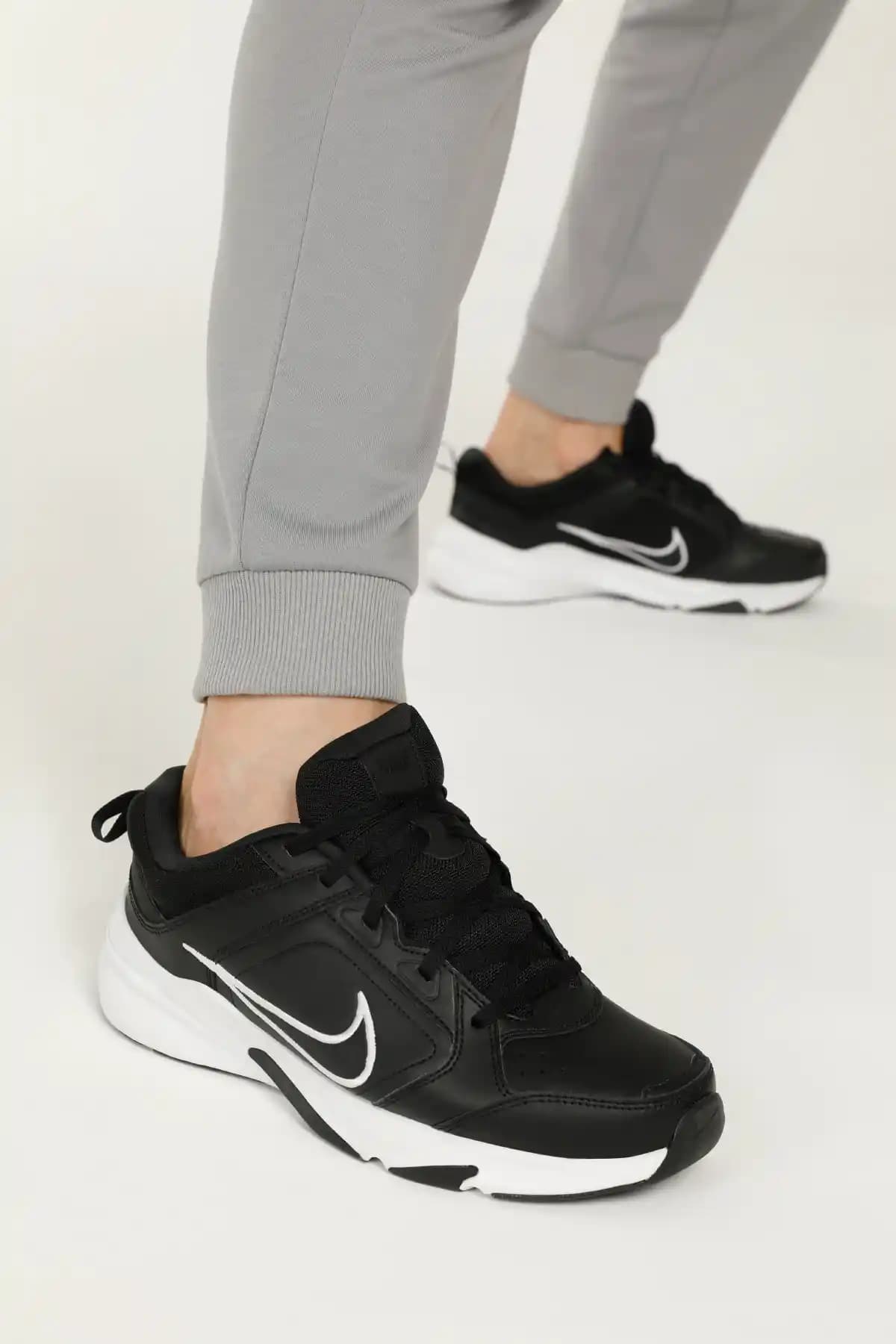 Erkek Moda Dünyasında Sneakerların Yükselişi ve Güncel Trendler Analizi