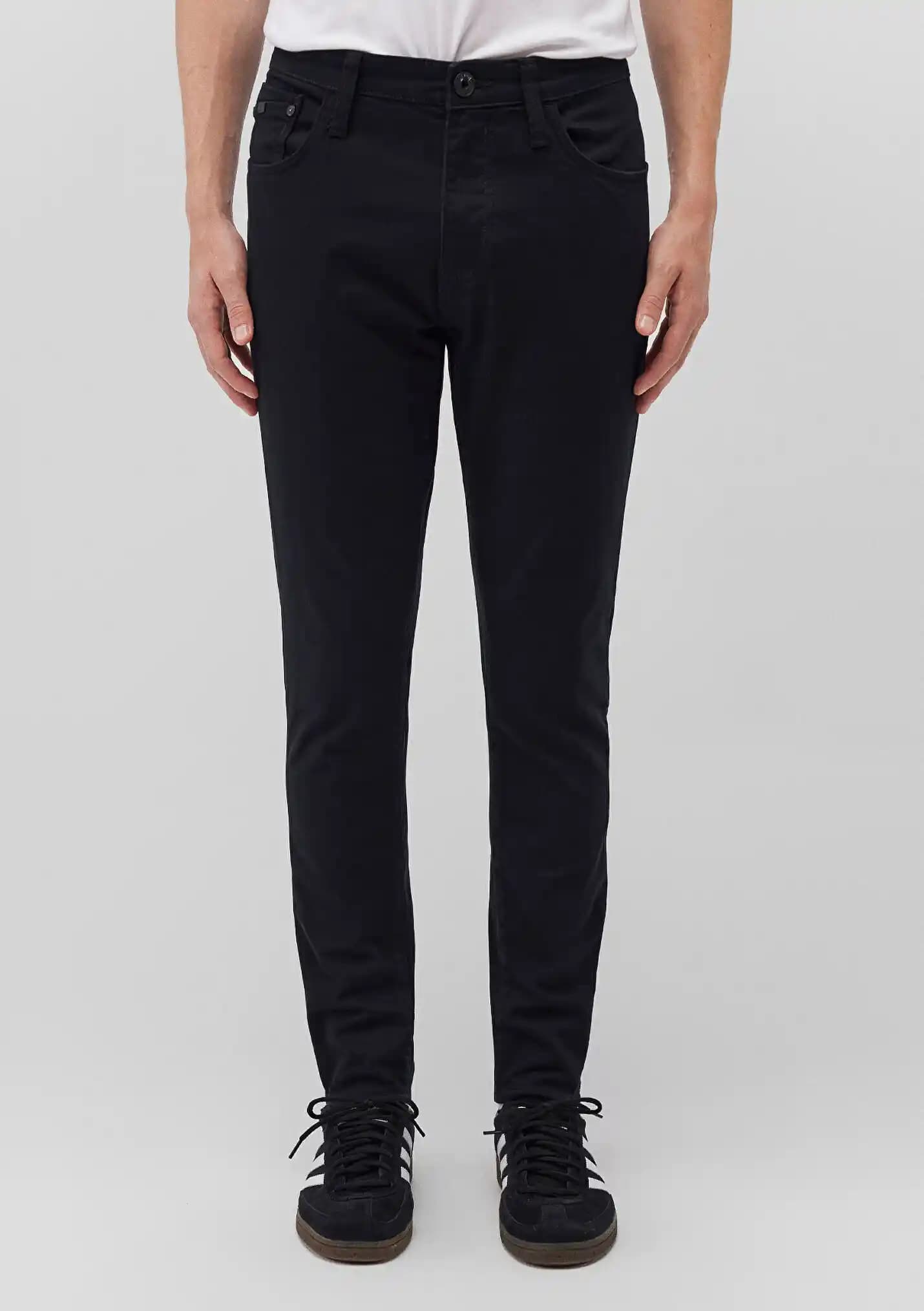 Erkek Moda Rehberi: Mavi ve Siyah Pantolon Kombinasyonları ve Stil İpuçları