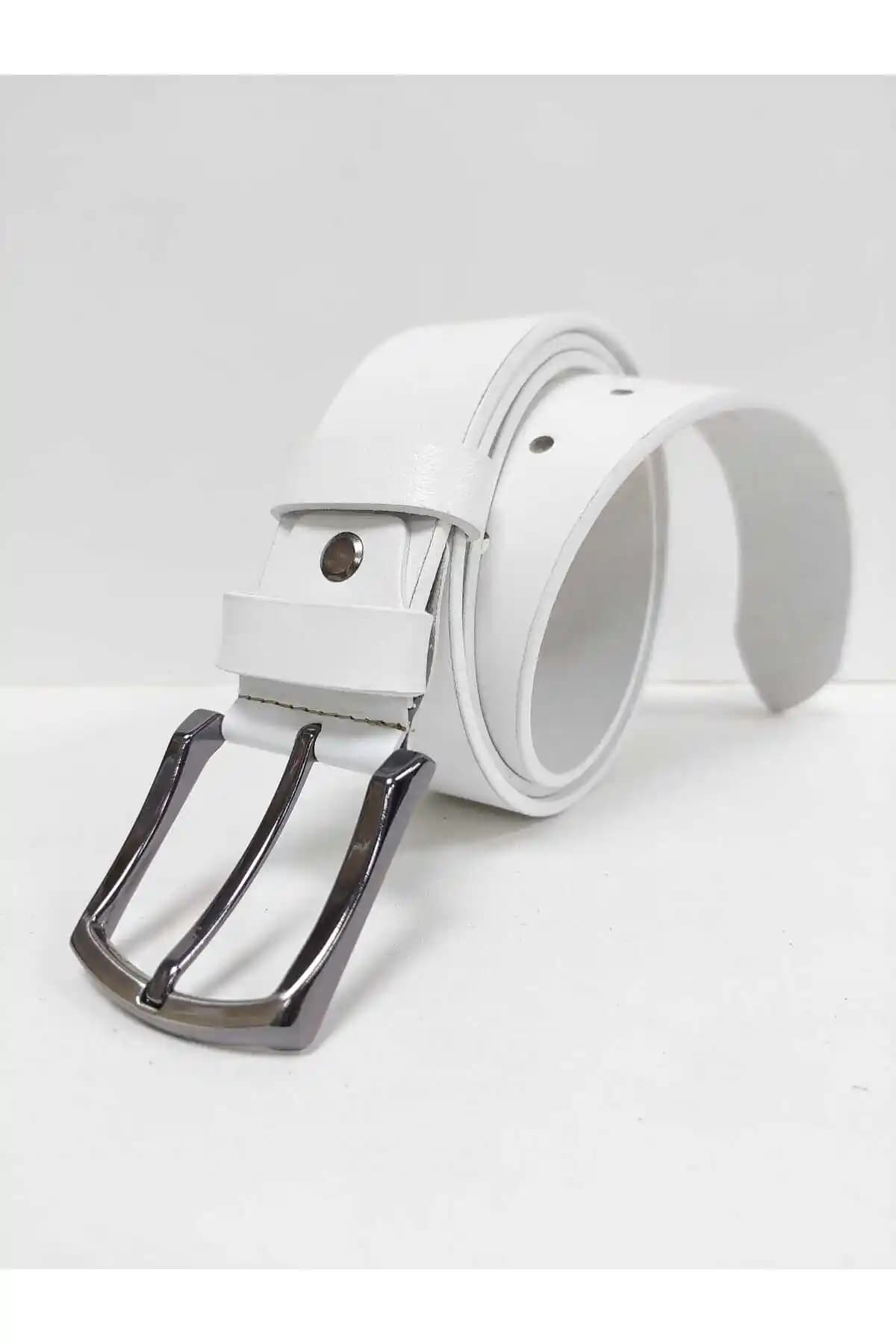 Erkek Modasında Beyaz Kemer: Şıklık ve Zarafetin Modern Simgesi