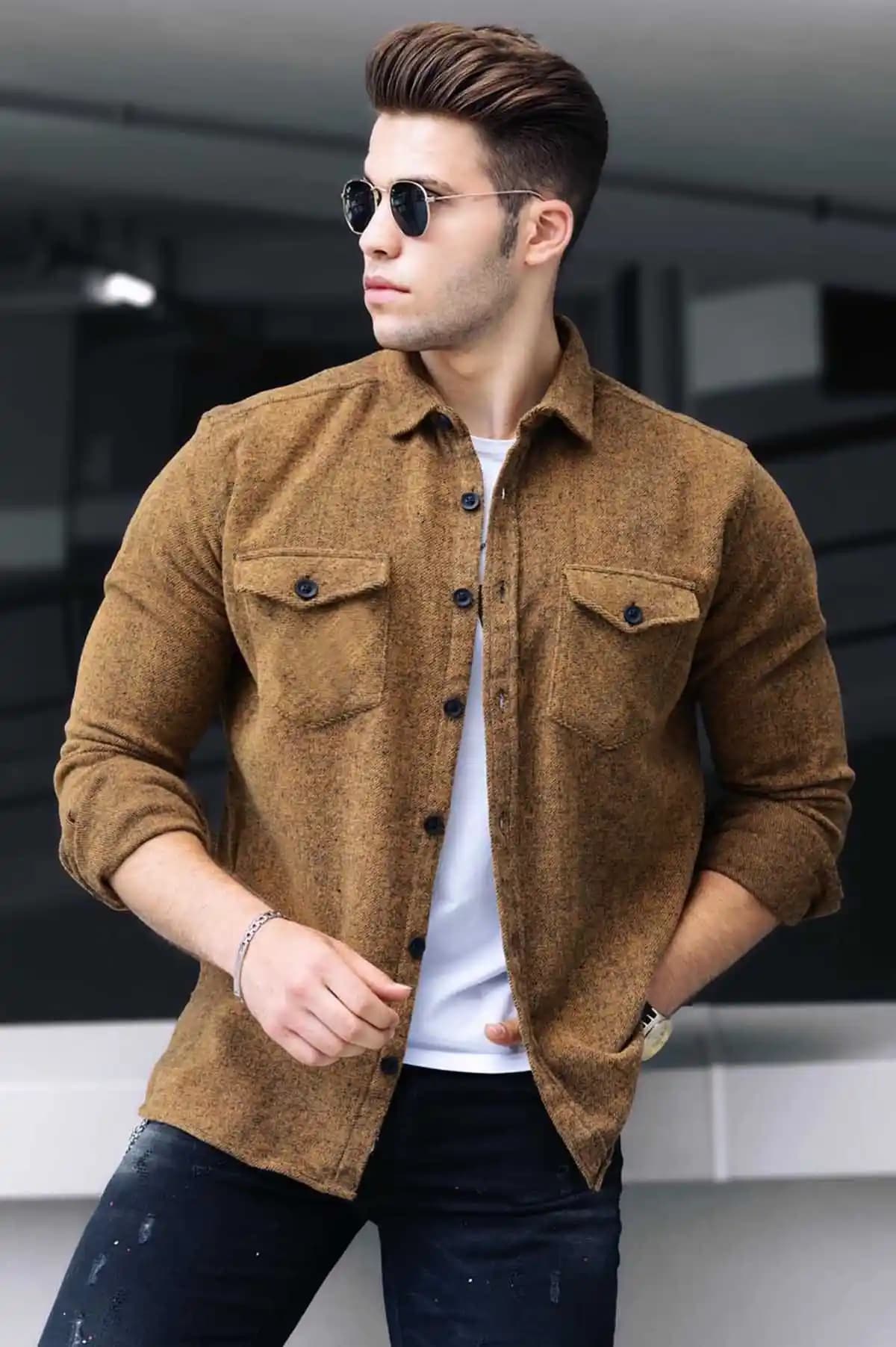 Erkek Modasında Camel Gömlek: Şıklık ve Zarafetin Zamansız Parçası