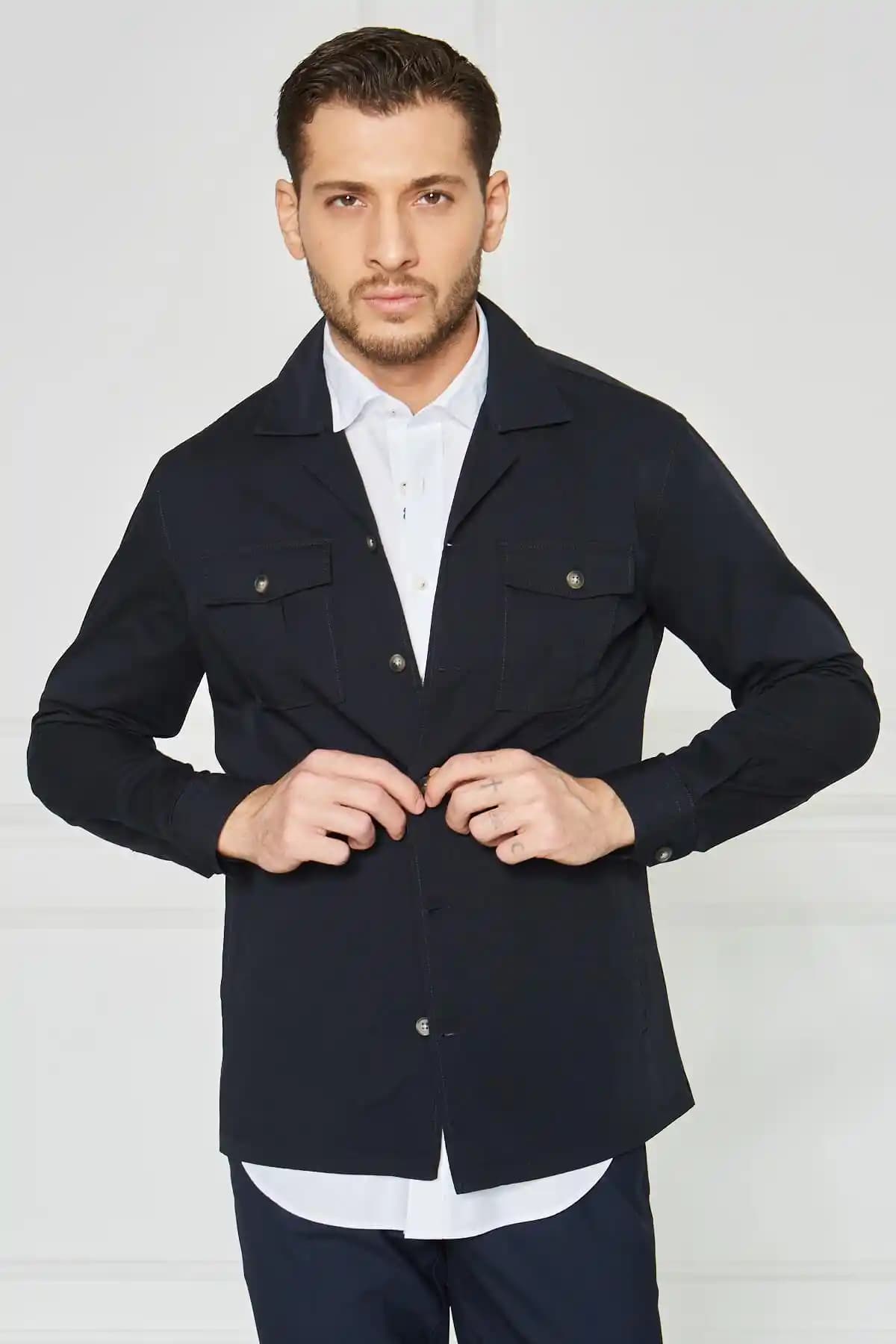 Erkek Modasında Ceket ve Gömlek Seçenekleriyle Şıklığı Yakalayın