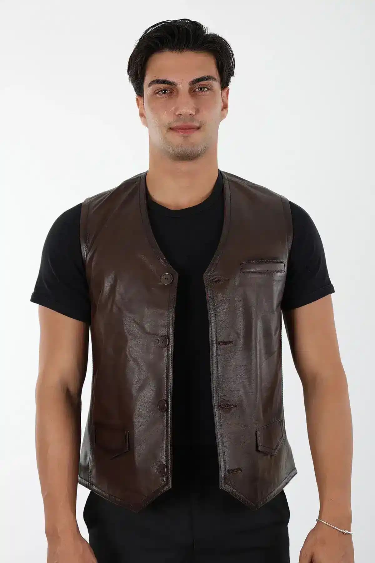 Erkek Modasında Deri Yeleğin Yeri ve Önemi Güncel Trendler ve Stil Önerileri