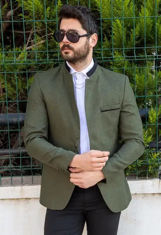 Erkek Modasında Haki Blazer Ceketler: Şıklık ve Çok Yönlülük Sunan Zamansız Parça