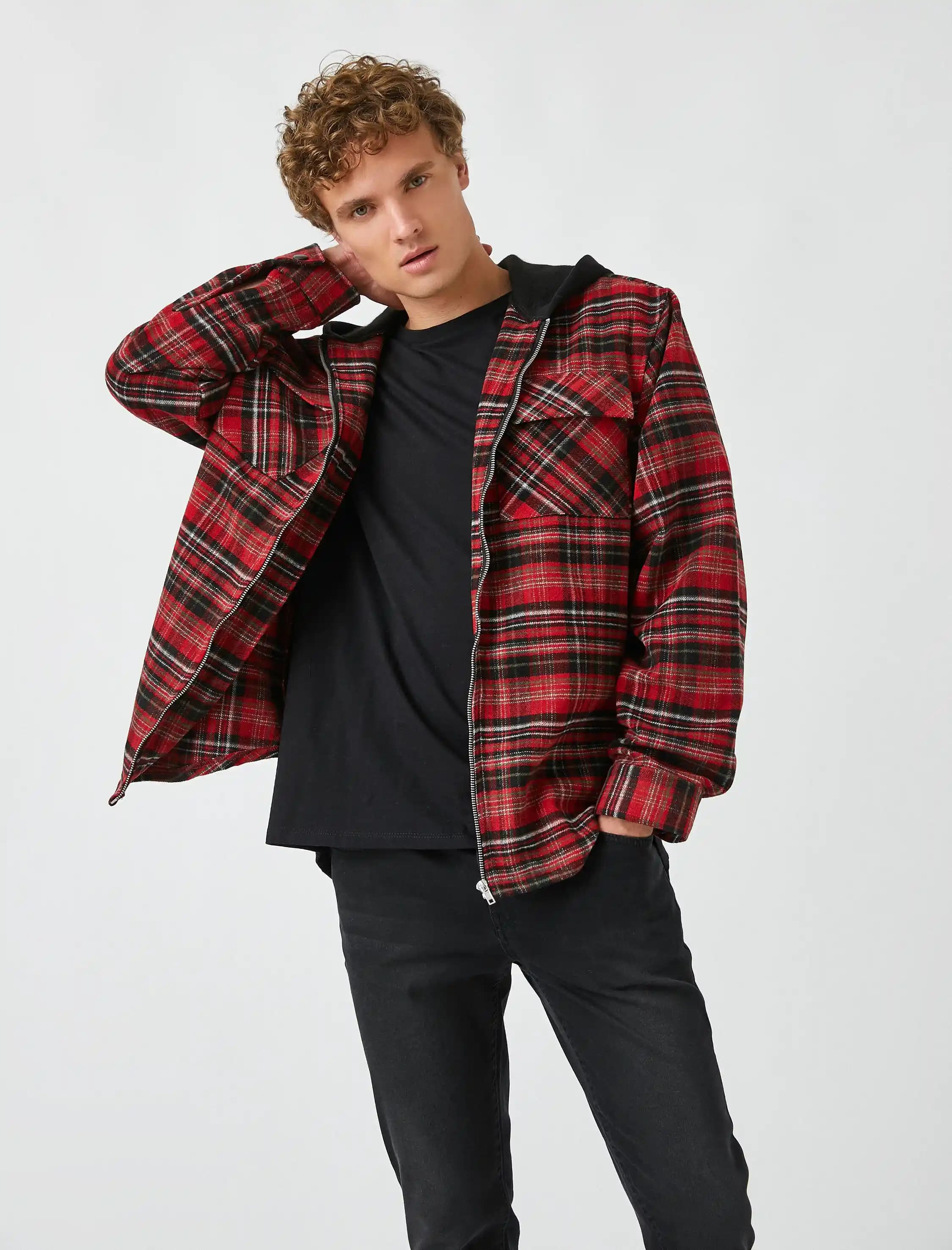 Erkek Modasında Kapşonlu Gömlekler: Stil ve Konforun Buluştuğu Güncel Trendler ve Kombinasyon İpuçları