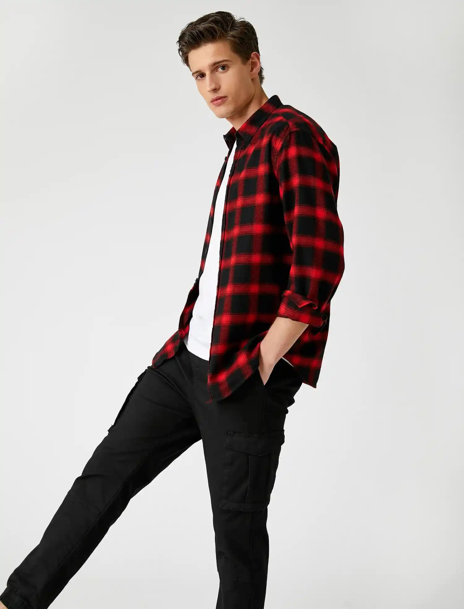 Erkek Modasında Kırmızı Oduncu Gömleği: Tarzınızı Canlandıran Cesur Seçenek