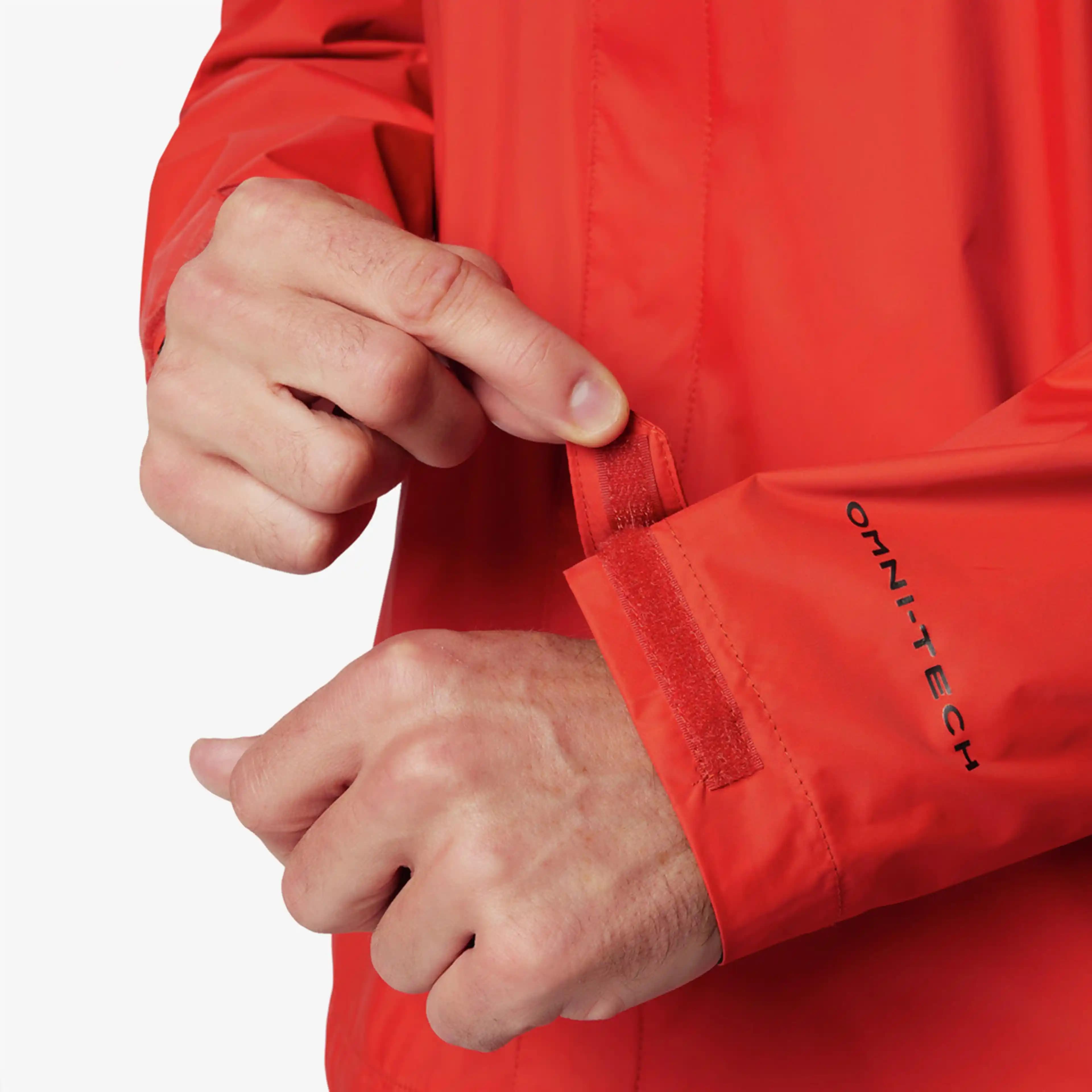 Erkek Modasında Kırmızı Yağmurluklar: Stil ve Fonksiyonelliğin Buluşması