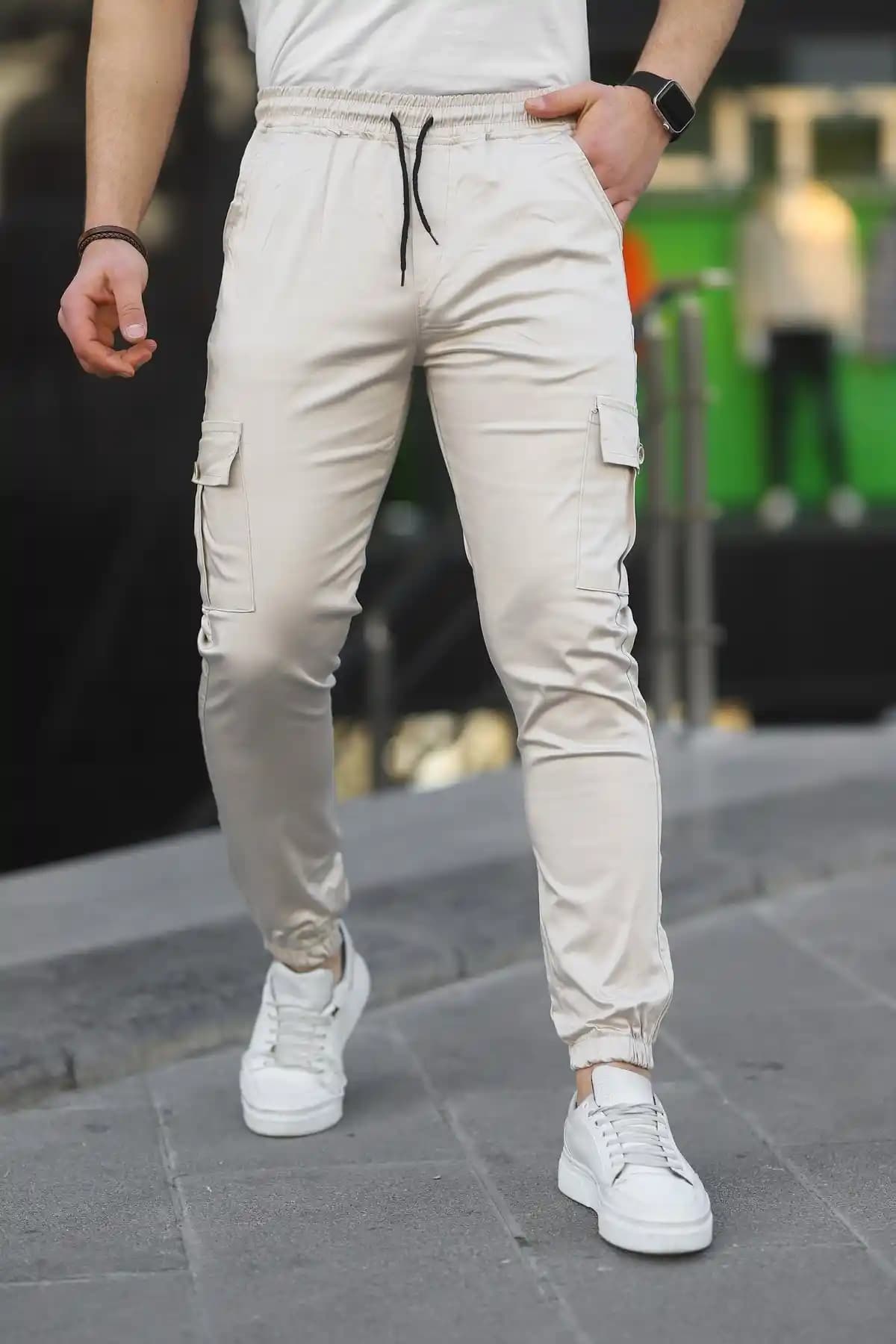Erkek Modasında Konfor ve Şıklığı Bir Arada Sunan Lastikli Pantolon Trendleri 2024