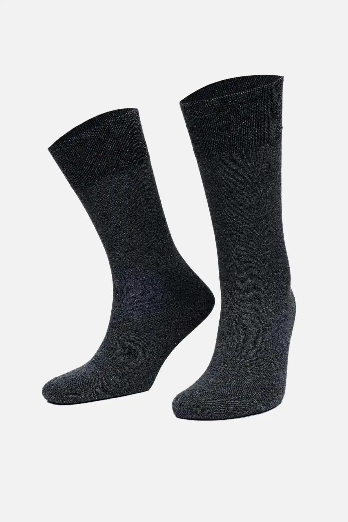 Erkek Modasında Konfor ve Şıklık: %100 Pamuklu Çorapların Güncel Trendleri ve Seçim İpuçları