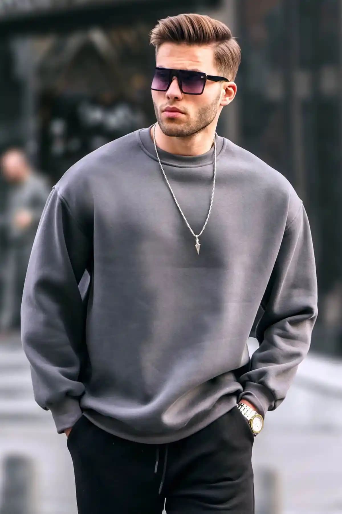 Erkek Modasında Oversize Sweatshirtler: Rahatlık ve Şıklığın Modern Buluşması