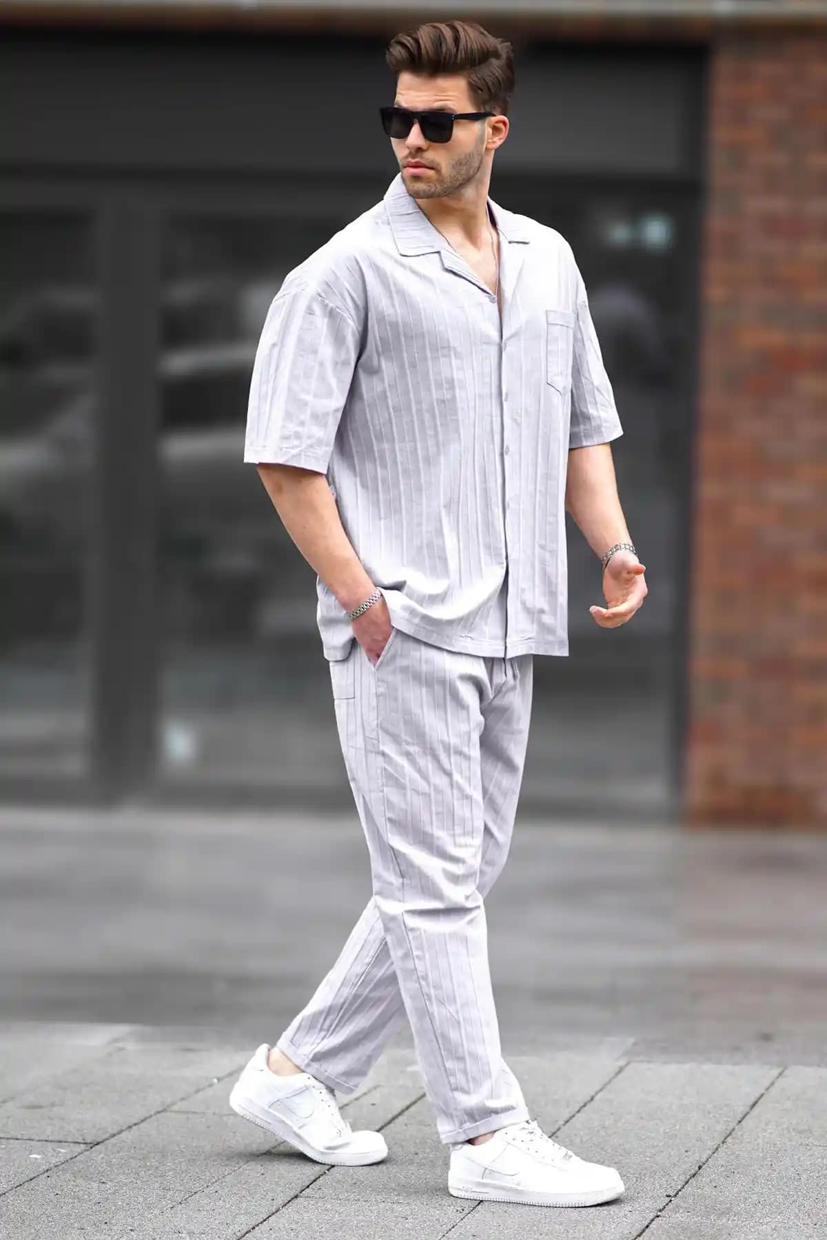 Erkek Modasında Pantolon ve Gömlek Takımlarında Şıklık ve Uyum Rehberi
