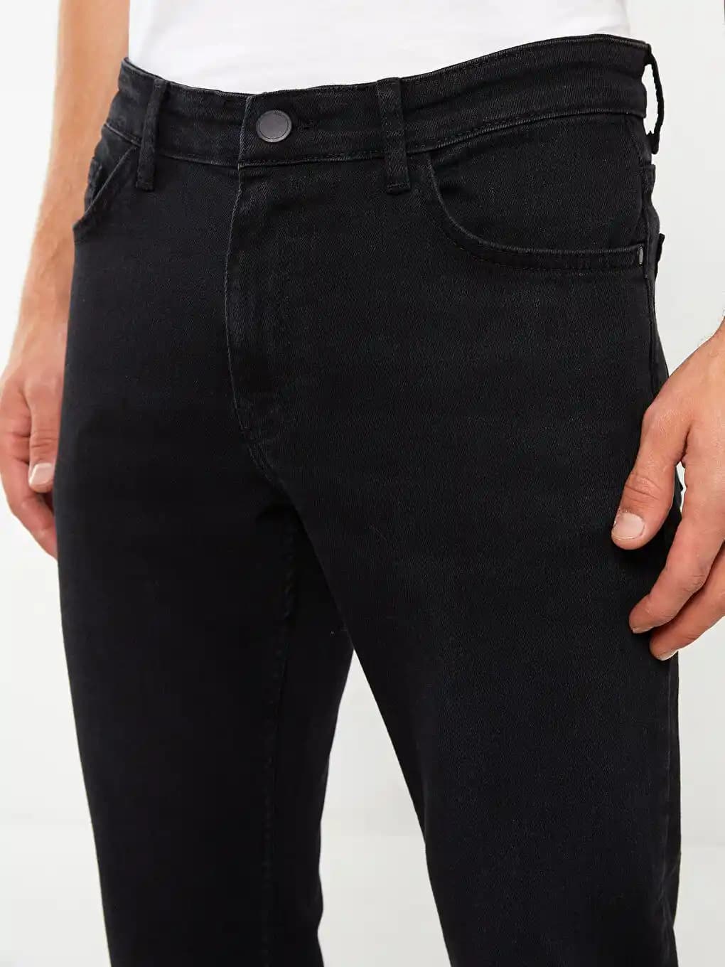 Erkek Modasında Regular Fit Pantolonlar: Konfor ve Şıklığın Modern Buluşması