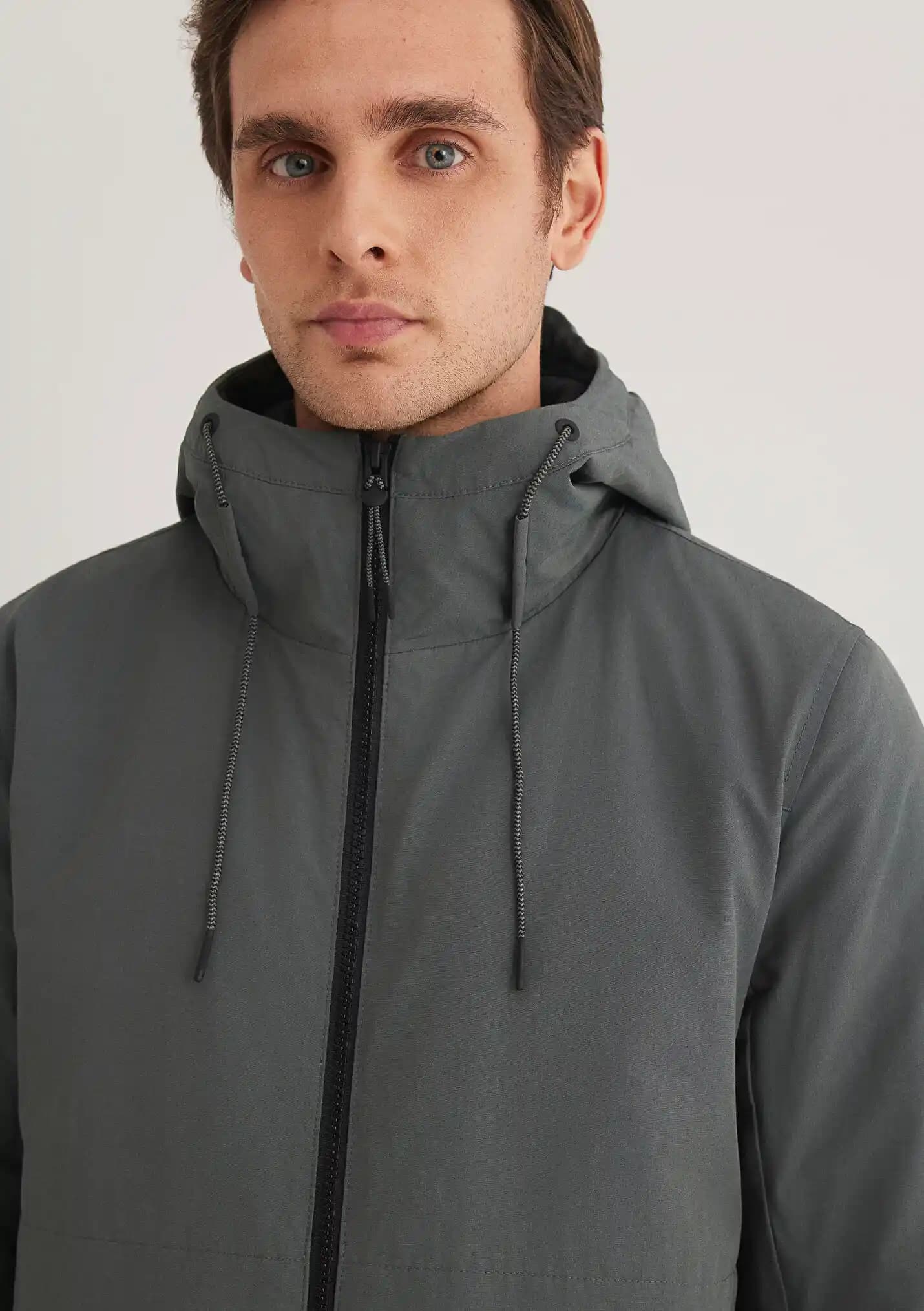 Erkek Modasında Renklerin Gücü: Mavi ve Yeşil Ceketlerle Şıklığa Adım Atın