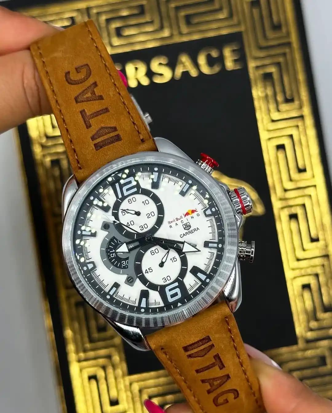 Erkek Modasında Saat Seçimi ve Trendler: Stil ve Fonksiyonellik Rehberi