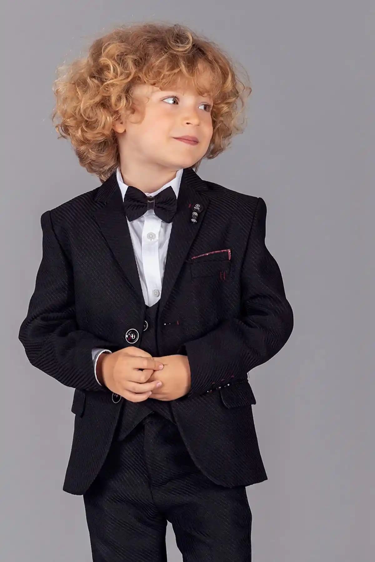 Erkek Modasında Şıklığın Simgesi: Papyonlu Takım Elbise Trendleri ve Stil İpuçları