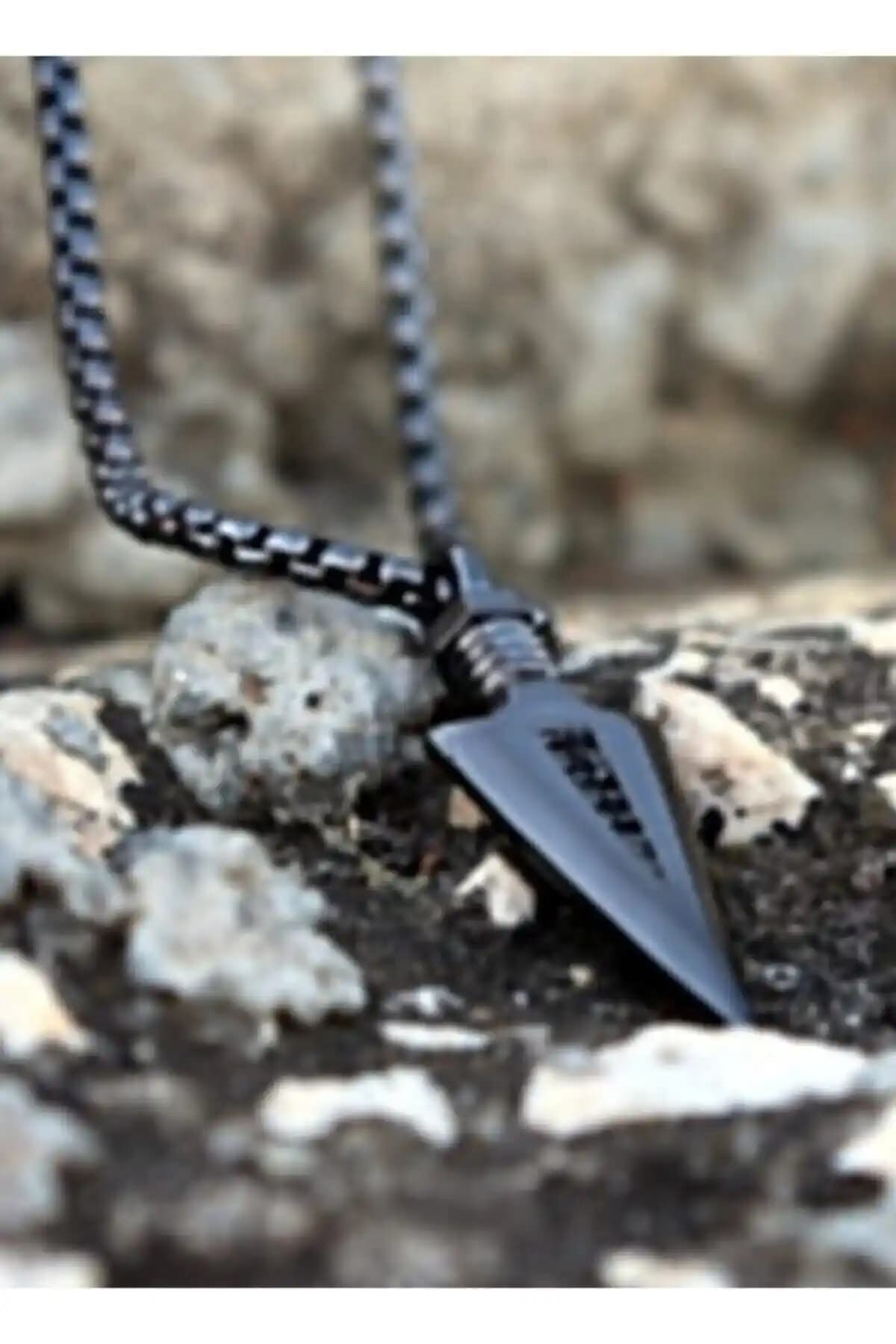 Erkek Modasında Siyah Kolyeler: Stil ve Asilğin Güncel Trendleri ve Kombinasyon İpuçları