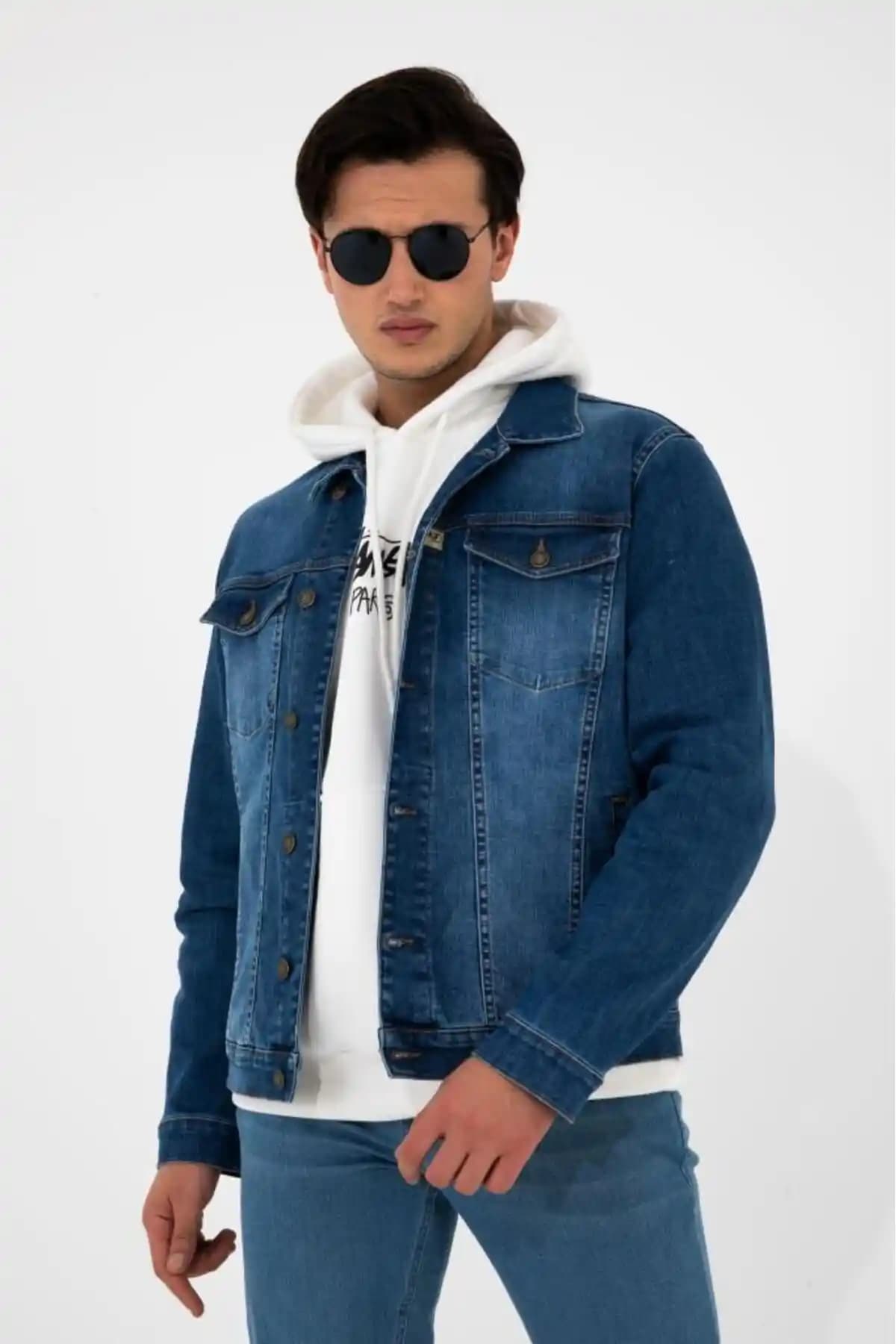 Erkek Modasında Zamansız Şıklık: Mavi Jeans ve Kot Ceketler Hakkında Detaylar ve Stil İpuçları